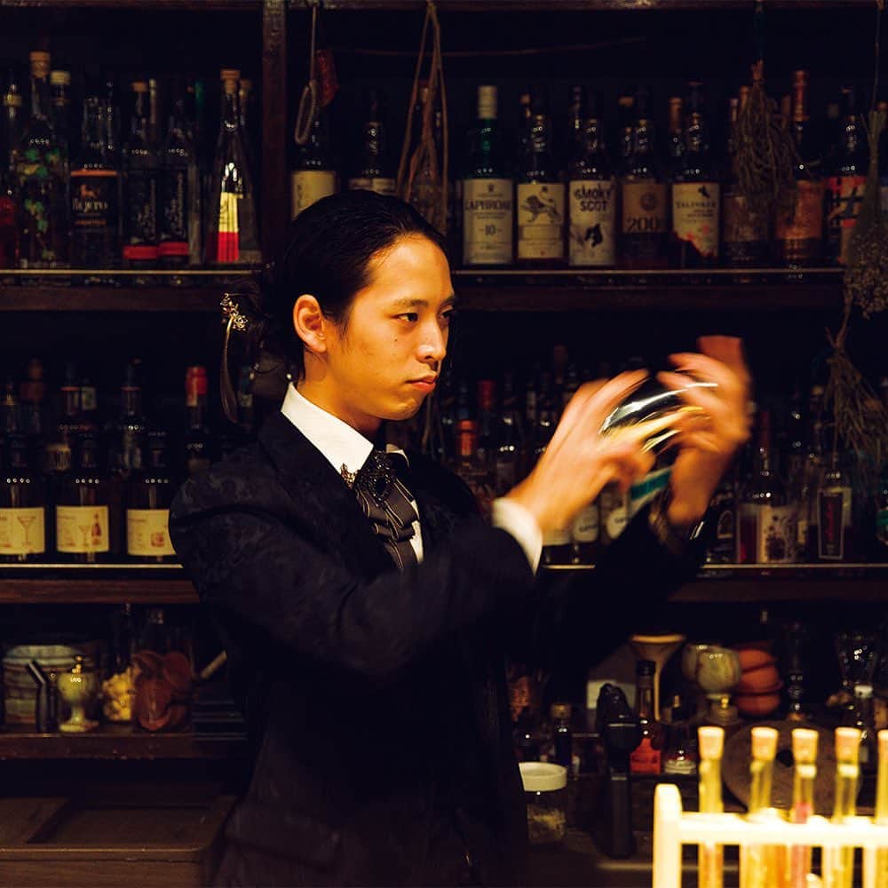 ブルータスさんのインスタグラム写真 - (ブルータスInstagram)「発売中のBRUTUS「いまこそ、カクテル。」のなかで”東京ネクストバー”として登場した、小岩のバー @cocktail_bar_raven に注目。  とにかく自由な発想のカクテルが目白押しで、スタイルにとらわれないお店だ。  本誌で紹介したカクテルから、その一部ご紹介！  🍸1. 貝ピリーニャ カシャッサといえばのカイピリーニャを牡蠣と「アードベック」で再構築。  🍸2. 振っても黒豆 ペースト状の黒豆、和三盆、桜の香りを加えたウォッカベースの一杯。  🍸3. 金木犀のピスコサワー 南米の蒸留酒ピスコの定番カクテルを金木犀でツイスト。  🍸4. お風呂イグ 前割りした「ラフロイグ」を土器で濾過して旨味を引き出し、燗スタイルで。  🍸5. Singani Tonic 店主の伊藤さんがアンバサダーも務めるシンガニを使った、1杯目の新定番。  #BRUTUS #ブルータス #雑誌 #カクテル #バー #お酒 #バーテンダー #カクテルバー #cocktail #cocktailbar #東京 #小岩」6月5日 21時00分 - brutusmag