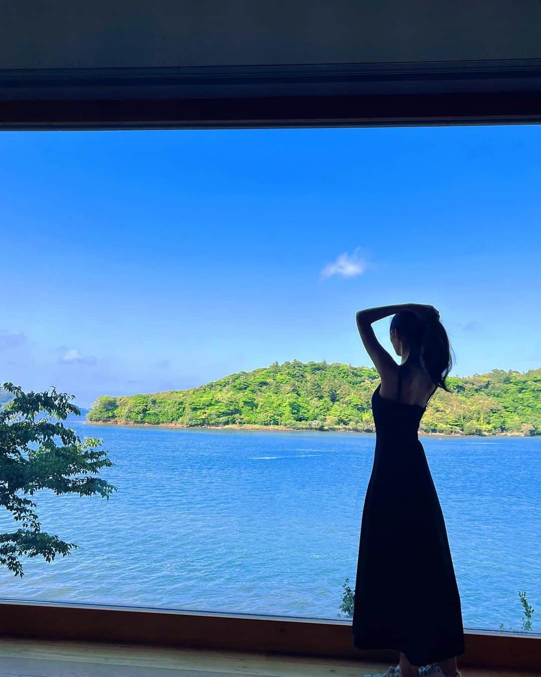 後藤理沙子のインスタグラム：「ホテルのお部屋から見える、まるで絵のような景色☺︎ 朝はベッドからひょこっと頭を上げて日の出をしっかり見ました🫶 * #ento #隠岐の島  #島根県 #旅行」