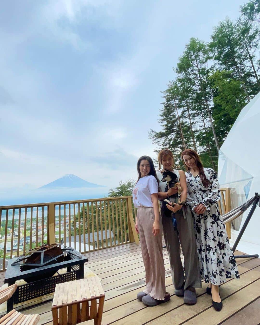 あおい夏海さんのインスタグラム写真 - (あおい夏海Instagram)「先日山梨県の河口湖付近にある グランピングテラス【嶺の華】 @minenohana で女子会グランピングしてきたよー🧡 サウナもあって、ワンチャンもOK👌‼🐕️  ちょうどこの日夕方くらいから 富士山がキレイに見えてラッキー😍✨✨  とにかく自然がいっぱいで、 目の前に富士山が見えて 景色が最高でした😍‼️ ドームのお部屋も広くて綺麗で可愛くて💕  終始テンション上がって みんなでワイワイ騒いでました😍✨  夜はテラスでBBQ🍖❤️ 続く⭐️⭐️  #グランピング  #グランピングテラス #嶺の華  #富士山が見える場所  #河口湖  #キャンプ #サウナ付きグランピング  #サウナ #グランピング女子会  #グランピングリゾート」6月5日 19時30分 - natsumi.aoi
