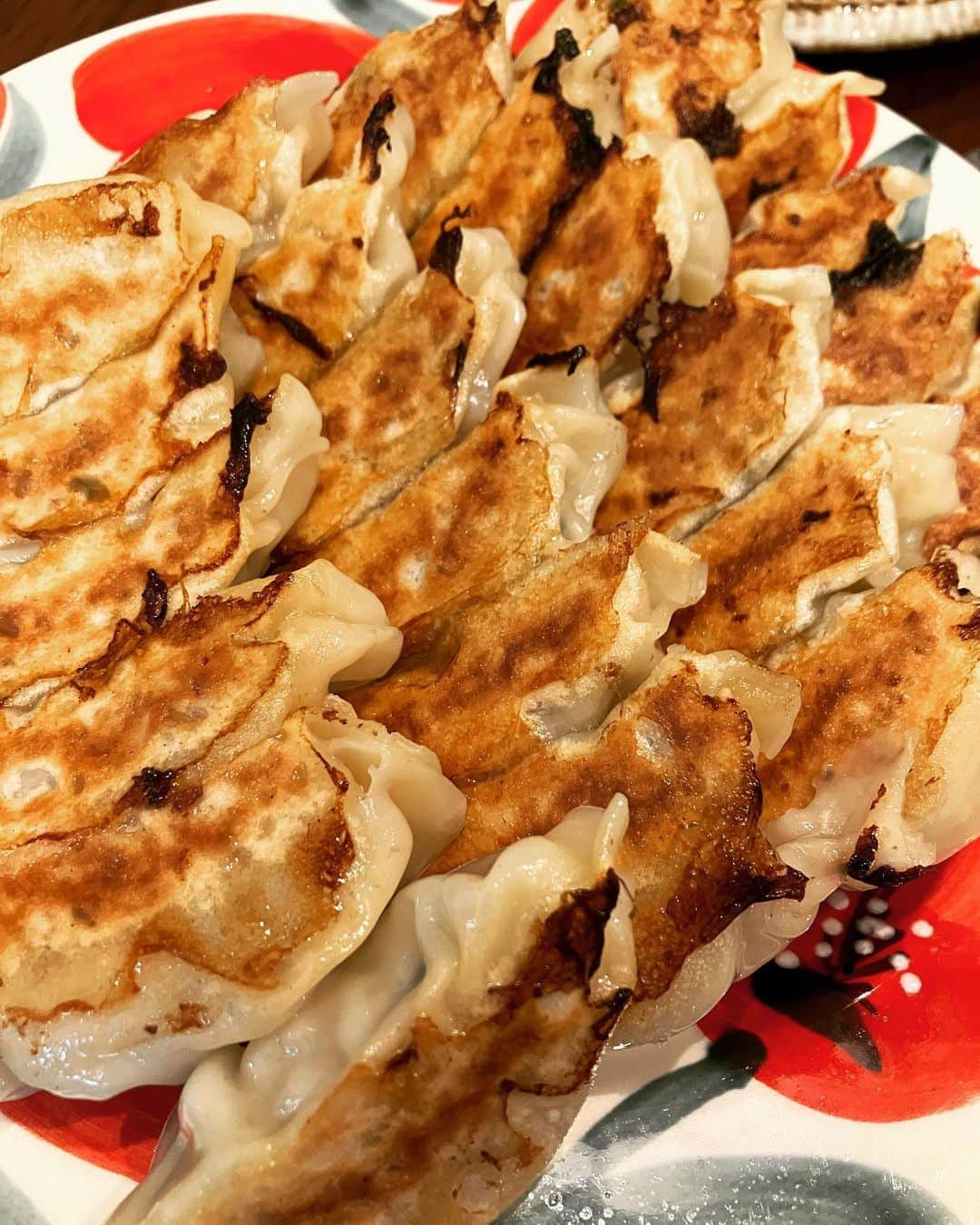 のインスタグラム：「餃子を包むのも一苦労😇 子供達元気すぎ😇 母体力なさすぎ😇 毎日いつ寝たかもわからないくらい疲れ果ててる。  子供達も毎日疲れ果てて 5時には死亡 その代わり朝4時に 「ママ！ご飯食べる！」 って元気いっぱいに起きてくる。 お昼寝もなしで遊びまわって 毎日寝かしつけもいらないくらい秒で寝る。  助かるんだか助からないんだか  毎日みんなお腹が空いた お腹が空いたと 子供達は大人の1人前をしっかり食べ 大人は1人前じゃ足りない。  野菜と魚が大好きな長男と  肉！肉！肉！の次男  私は毎日ケンタッキーが食べたい。 ケンタッキーが食べたい！ ケンタッキーが！ 食べたーい！  あと団子。  後家の電波が悪すぎて LINEの通知は来るけど 一個も開けないので 家にいある間は連絡取れないです 電話もほぼ通じないです。 家電もないので Wi-Fiももちろんないです  気づいたら返します。」