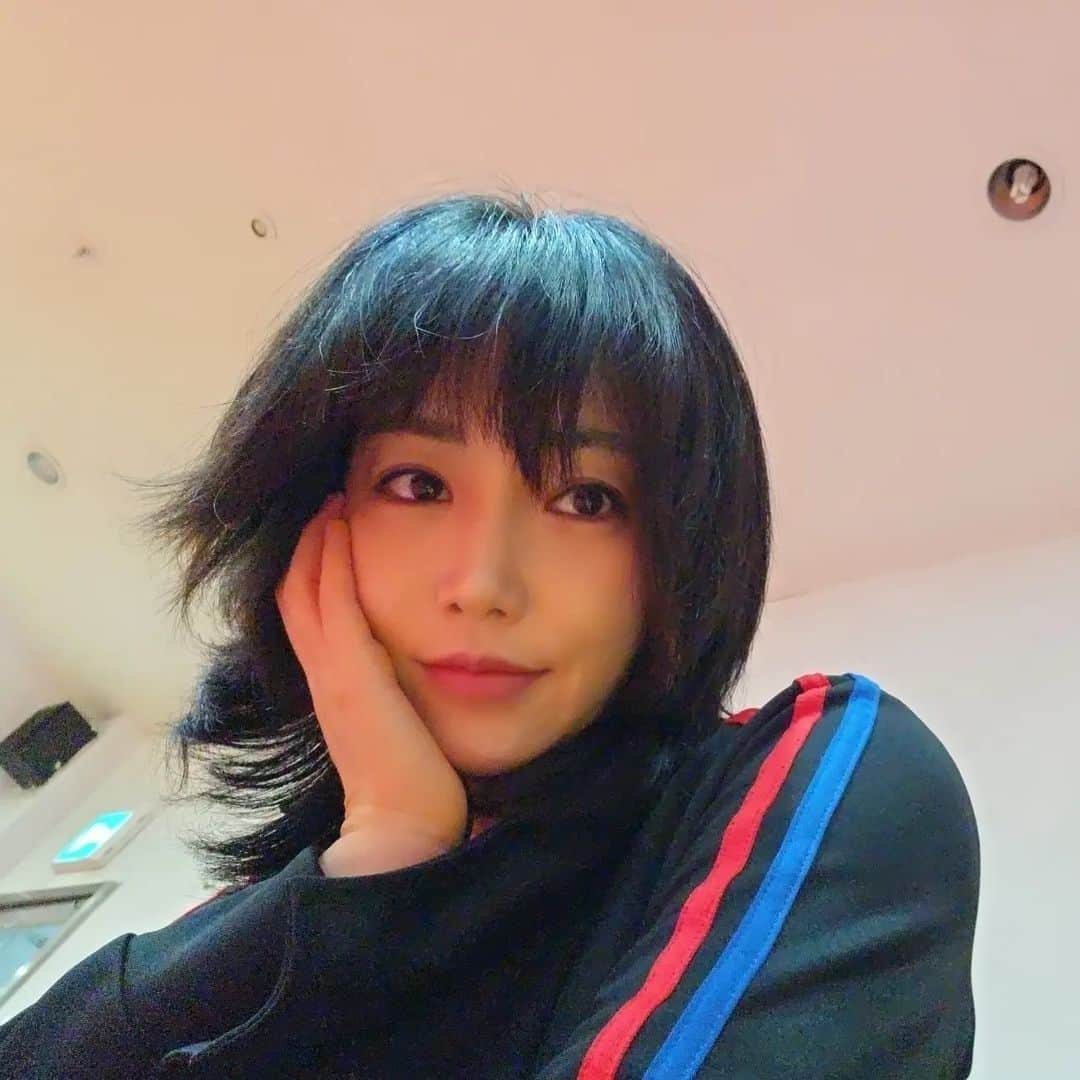 イ・ユリのインスタグラム：「운동중 🤩 #이유리#leeyuri#운동중」