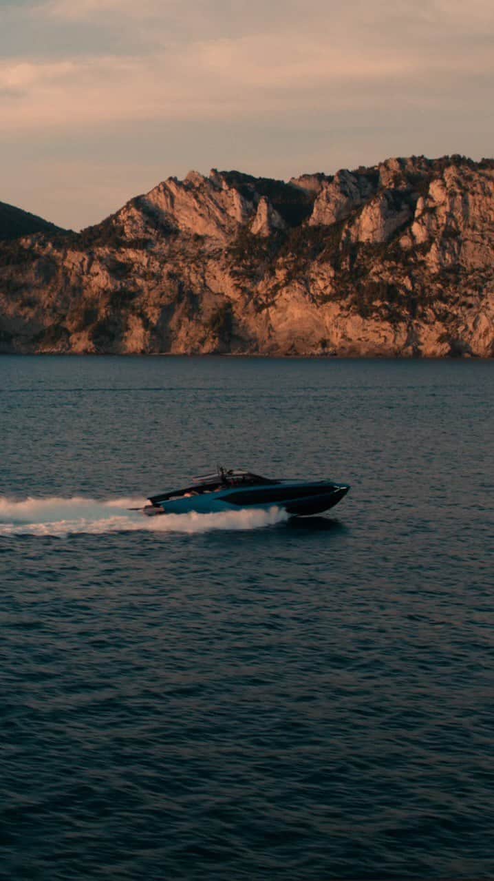ランボルギーニのインスタグラム：「On board, offshore. With these Tecnomar for Lamborghini 63 speed boats, created in collaboration with The Italian Sea Group. Seafaring exclusivity that leaves you breathless.」