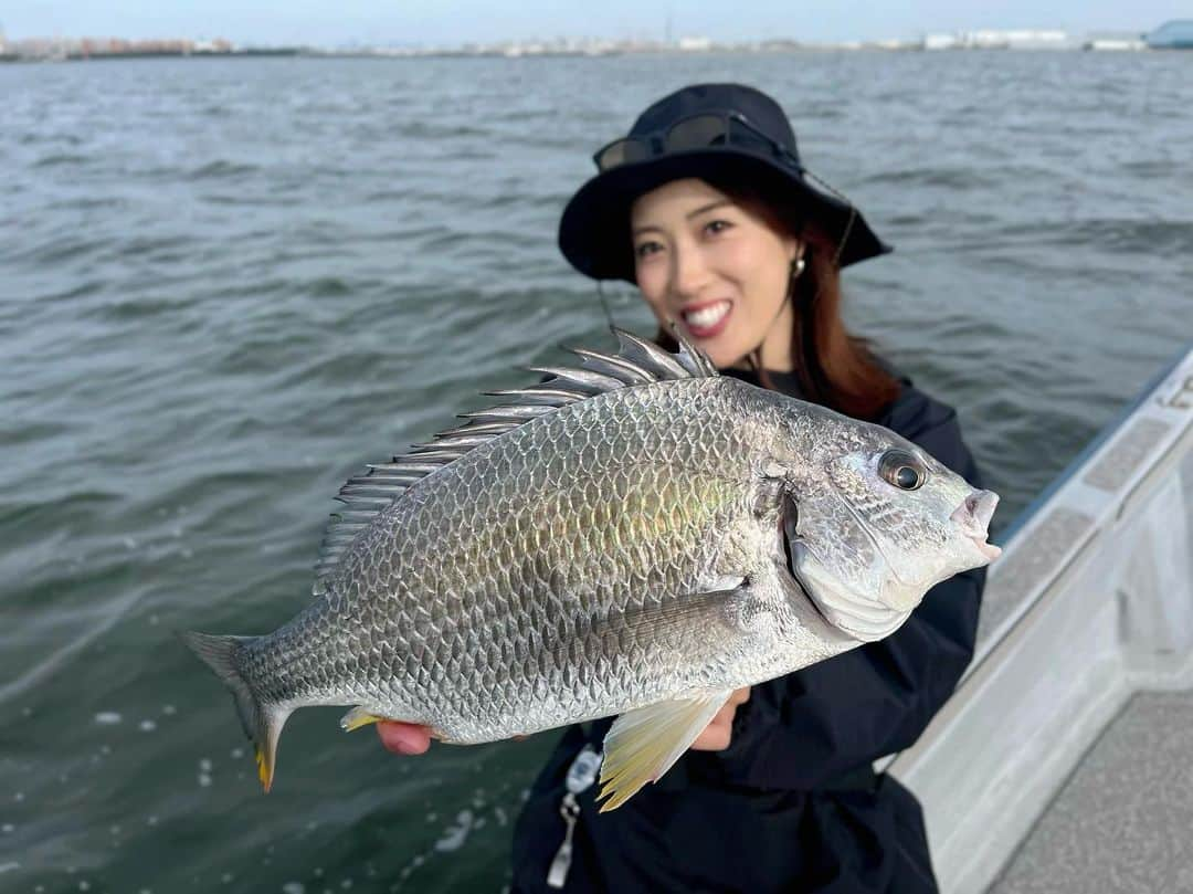 岡田万里奈さんのインスタグラム写真 - (岡田万里奈Instagram)「. . . . 仲良しのよっしーさん（@yossy_insta ）が 今年から始めた遊漁船： 【F×F TOKYO BAY（@fxf_tokyo_bay ）】 に遊びに行ってきました！ . わたしがこれまで5回 敗北をきしたボトムチニング。笑 . 簡単に釣れると聞いていたんだけど、 行く日行く日全部爆風でアタリすらなく、 唯一乗った船は雷で即帰港。 . 相性悪すぎと思えた釣りでしたが、 腕利き船長のおかげで無事に キビレを釣り上げることができました！ この日は全員安打で、しかも竿頭🤣 . 途中まさかのエリテンが釣れて、 個人的には好きなカラーだったから大喜びした。笑 . （今年のバチ抜けはもう行けるかわかんないけど、 大事に使わせてもらいます！笑） . シーズンごとに釣れる釣りに連れて行ってくれる他、 初心者には優しく基礎を 中級上級者にはさらに上手くなるコツを 丁寧に教えてくれる船なので 遊漁船が苦手な方でも乗りやすいと思います！ . この模様は今週末、 YouTube「おかまりチャンネル」にて 公開いたしますので、 ぜひ皆さまご覧ください〜！ . 次は陸っぱりでリベンジしたいチニング。 東京湾も楽しい釣りがいっぱいですね！ . . . #クロダイ #チニング #ボトムチニング #キビレ #キビレチヌ #東京湾 #東京湾奥 #旧江戸川 #fxftokyo #ジャッカル #jackall  #釣りスタグラム #釣り女子 #釣り船  #fishing #fishinglife #fishingguide  #ladyangler #angler #anglerlife  #おかまりが釣ってきた」6月5日 19時34分 - lovendor_okamari