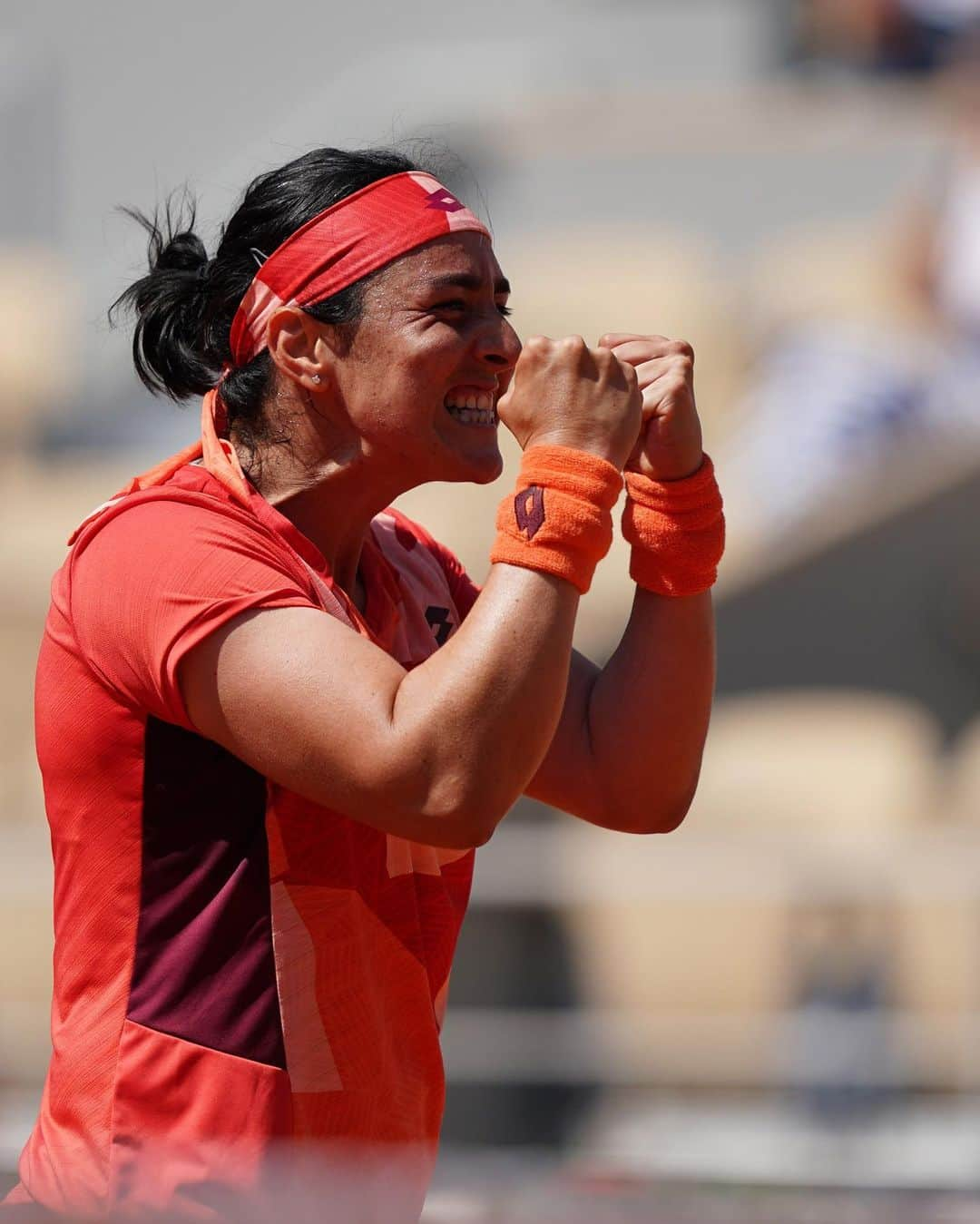 オンスジャブールさんのインスタグラム写真 - (オンスジャブールInstagram)「That quarterfinals feeling 🤗  📸 @_c_e_d_r_i_c / @fftennis   #RolandGarros」6月5日 19時34分 - onsjabeur