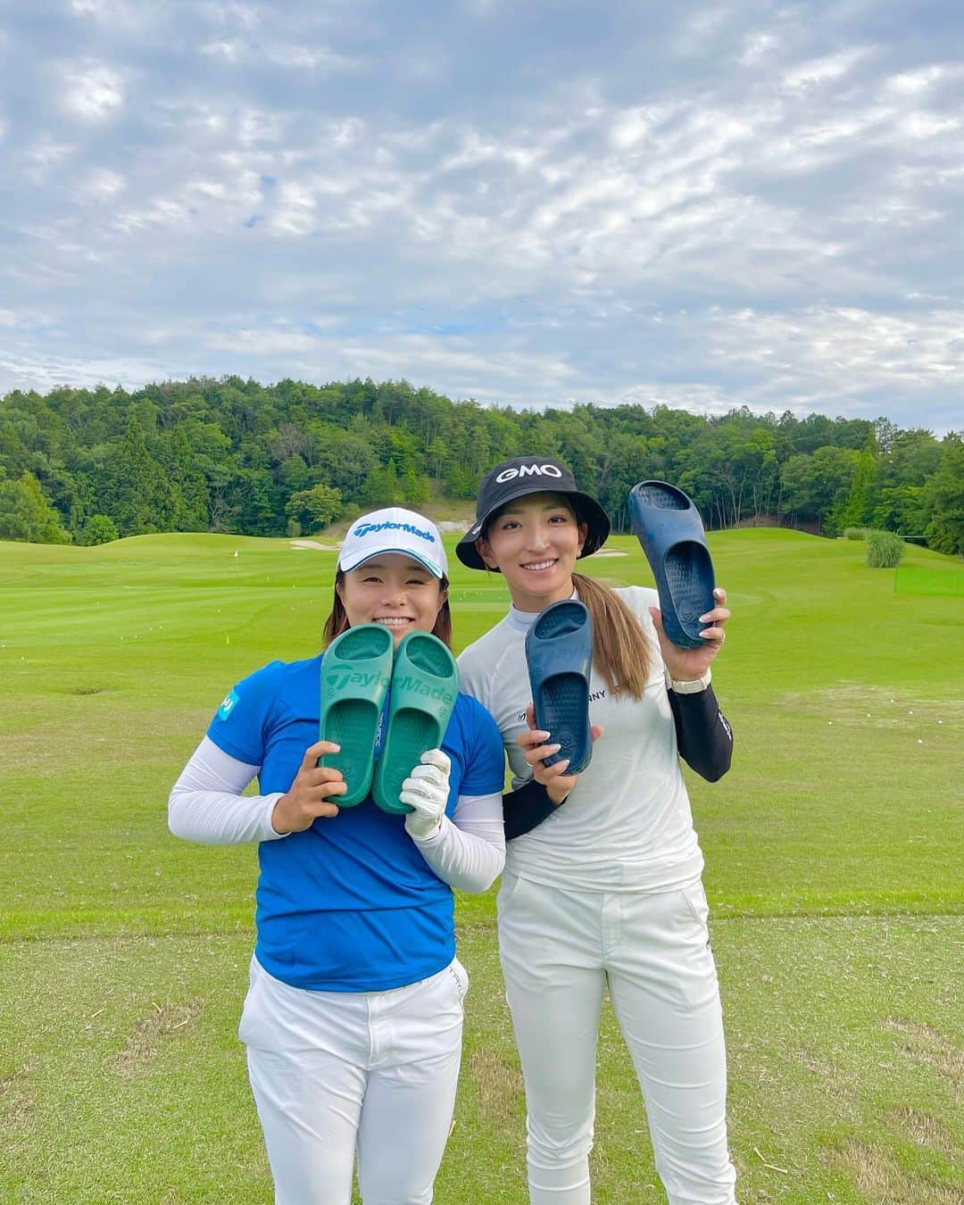 のインスタグラム：「@taylormade_golf_japan  ＆ @gforejapan   がコラボしたサンダル！！  これからの夏に最適なモノをいただきました☺️  高校の先輩『永峰咲希』ちゃんと❤️📸  #taylormade  #g_fore #永峰咲希　先輩 #高校の3年と1年 #優しくしていただいてました #今も優しさという愛情を感じてます #🤪🤪🤪」