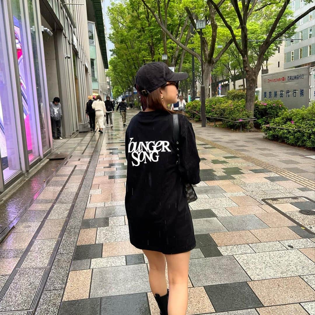 なーちゃんさんのインスタグラム写真 - (なーちゃんInstagram)「black code🖤☔️ このロンT可愛いすぎる☺️💫 最近黒い服しか着てないなぁ〜 なんでかって太ったからなぁ〜  #なーちゃん服 #かけまる #なーちゃん #youngersong #ロンt #blackcode #black」6月5日 19時35分 - natsuki_gun