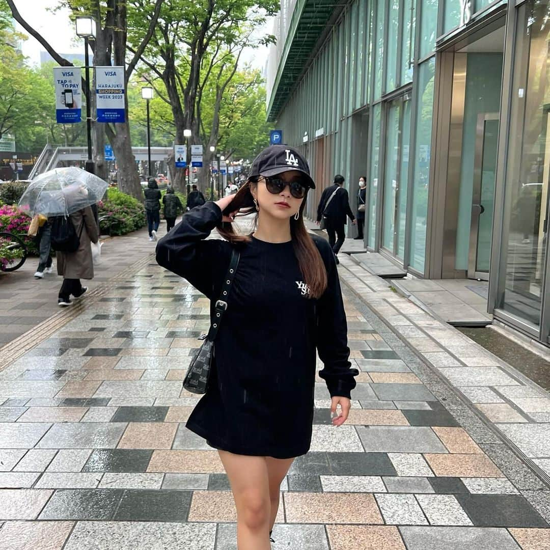 なーちゃんのインスタグラム：「black code🖤☔️ このロンT可愛いすぎる☺️💫 最近黒い服しか着てないなぁ〜 なんでかって太ったからなぁ〜  #なーちゃん服 #かけまる #なーちゃん #youngersong #ロンt #blackcode #black」