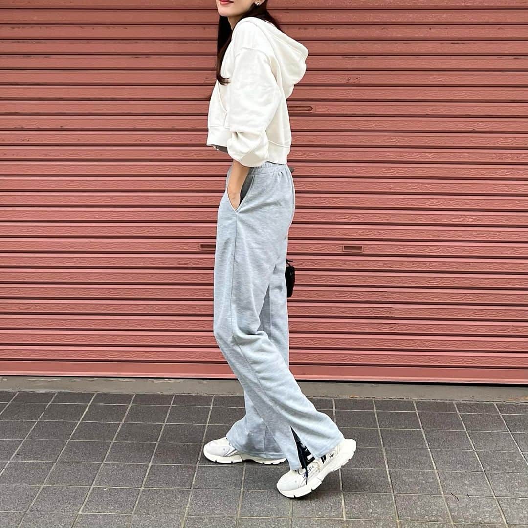 Nagiさんのインスタグラム写真 - (NagiInstagram)「いつかの  楽ちんでしかない服🤭🤭  tops. #gu bottom. #dholic bag. #therow  shoes. #lacoste   #code#fashion#コーデ#ファッション#カジュアル#カジュアルコーデ#楽ちんコーデ」6月5日 19時35分 - nagina001