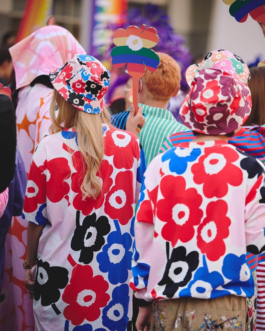マリメッコのインスタグラム：「June is dedicated to celebrating love and Pride with our global community! Here are some highlights from our Pride celebrations in Bangkok, Thailand! ❤️  In 2023, Marimekko celebrates Pride with store window artworks inspired by Armi Ratia’s brilliant quote that highlights the power of love. Throughout the Pride month June, selected Marimekko store windows in Helsinki, New York, and Bangkok will display original artworks by three local LGBTQIA+ community artists. We’ll share the artistic process on our socials, so stay tuned! Learn more at Marimekko Journal. Link in bio.  #marimekko #pride #marimekkowithpride #bangkok #thailand @marimekkothailand」