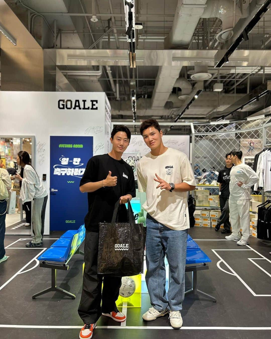 ハン・ジェソクさんのインスタグラム写真 - (ハン・ジェソクInstagram)「@goale_official   내 최애 고알레~❤️  @_hodoli_  호형~ 역시 대단해요 화이팅🔥👍🏼  #고알레 #고알레팝업스토어  득템👍🏼」6月5日 19時49分 - silvercastle_han