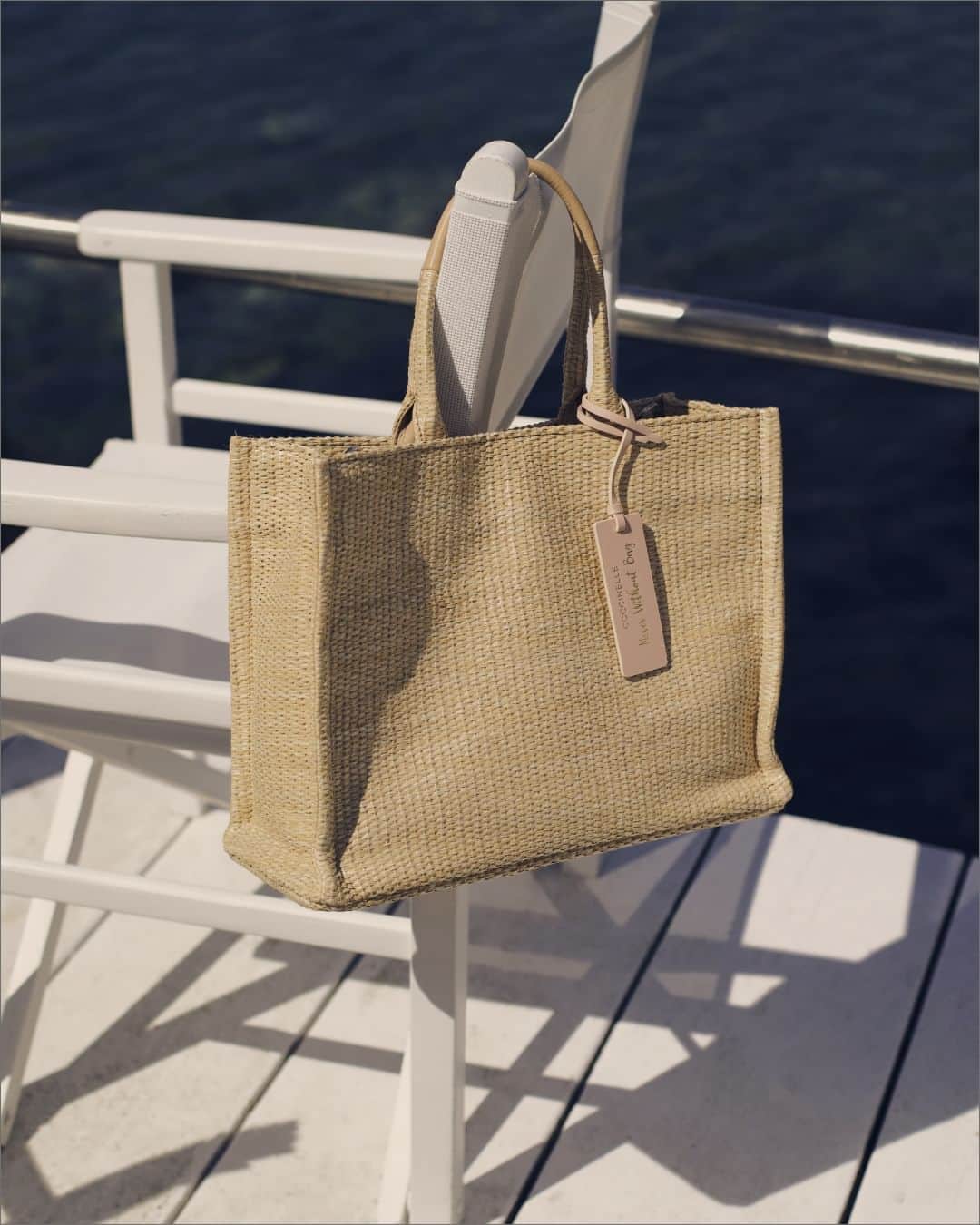 コチネレのインスタグラム：「Never Without Bag Straw: hit the sea in style.  #Coccinelle #SS23 #NeverWithoutBag」