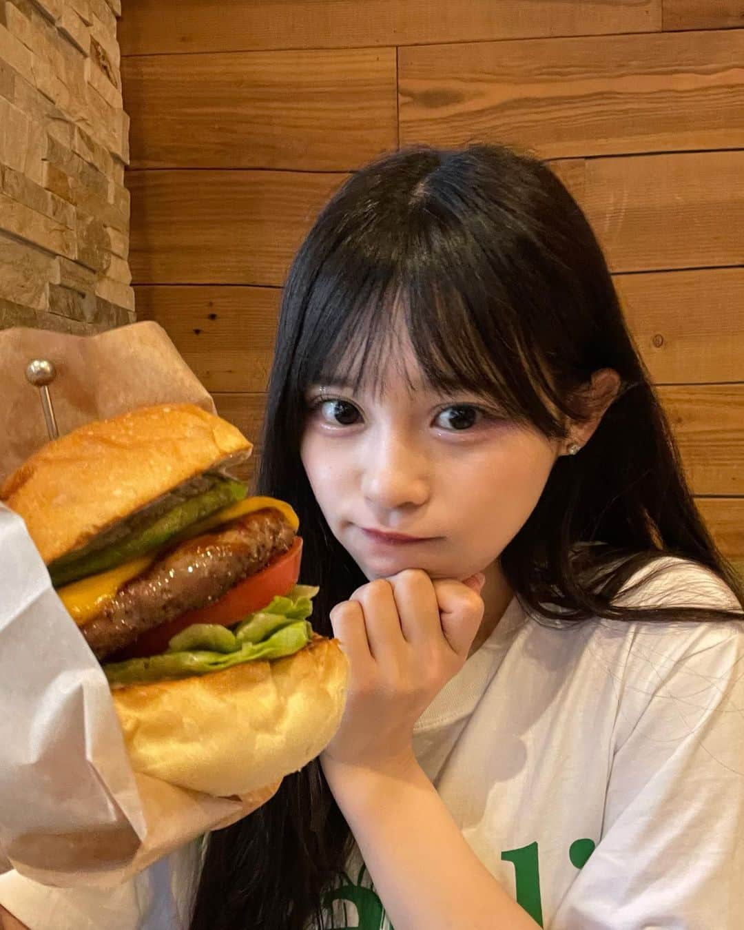 村川緋杏さんのインスタグラム写真 - (村川緋杏Instagram)「ハァ🥹🍔🍟  大好きな大きいハンバーガー😸  アボカド入りにしました🥑❤️‍🔥  ハンバーガーに何挟むのがすき？？？  びびは小学生の時、ハンバーガーにポテト挟んで食べてました！wwww」6月5日 19時43分 - murakawabibiann