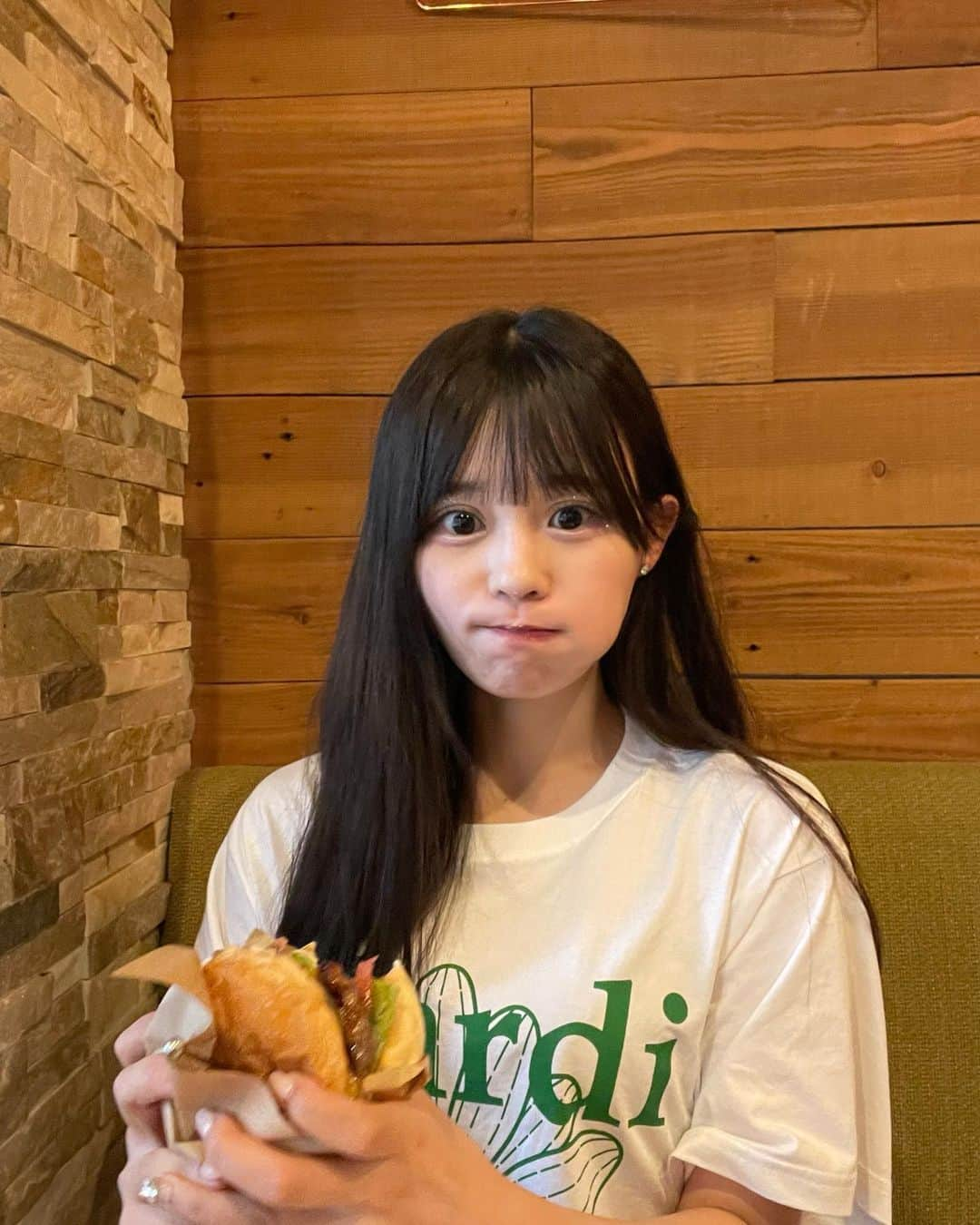 村川緋杏さんのインスタグラム写真 - (村川緋杏Instagram)「ハァ🥹🍔🍟  大好きな大きいハンバーガー😸  アボカド入りにしました🥑❤️‍🔥  ハンバーガーに何挟むのがすき？？？  びびは小学生の時、ハンバーガーにポテト挟んで食べてました！wwww」6月5日 19時43分 - murakawabibiann