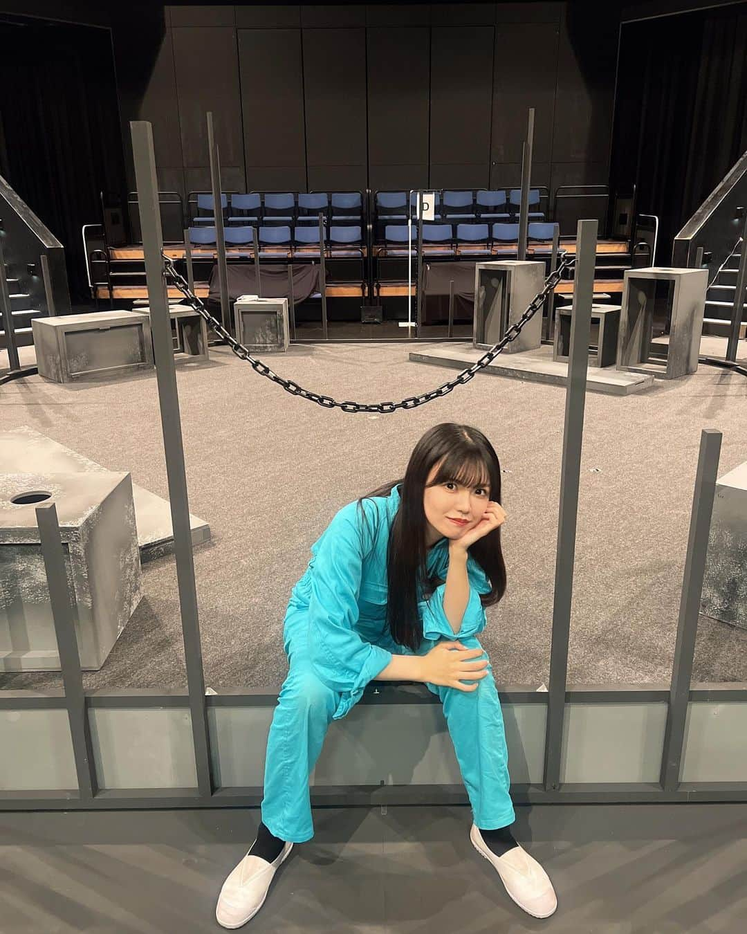 岡本彩夏のインスタグラム：「＊ #アカボシ ・ 全公演終了しました🌟 私にとって初めての本格的な舞台がこの作品で良かったと心から思います！ 女子刑務所で暮らす囚人のお話ですが、 女性の強さや脆さが描かれていて 色々なことを考えさせられるようなお話でした。 普段の自分とは全く違うような 矢車梨花ちゃんという役に 沢山苦戦しましたが、 お芝居の楽しさや難しさを感じることができて、教えていただだいて、とても貴重な経験をさせていただきました！ 本当に楽しかった☺️ また舞台に出演できるようにこれからもがんばります❤️‍🔥 足を運んでくださった皆様 ありがとうございました！ ・ #舞台 #女子刑務所 #ちくさ座 #02 #02년생 #アイドル #名古屋 #栄  #つなぎ #fyp #ootd #instalike #followme」