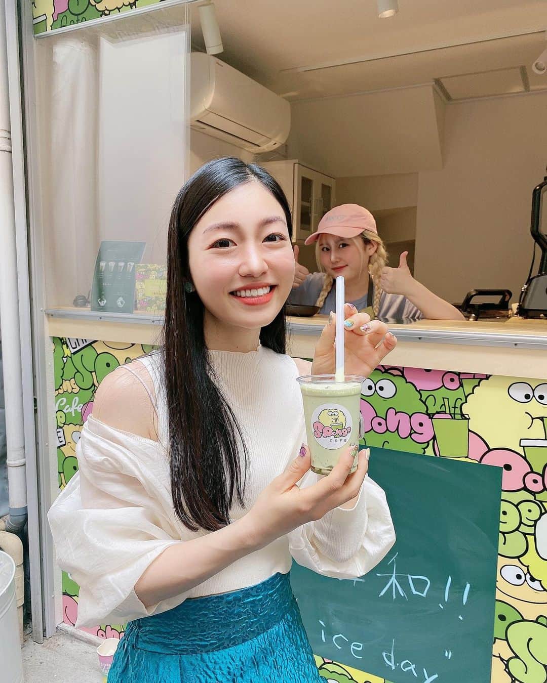 桜雪さんのインスタグラム写真 - (桜雪Instagram)「渋谷センター街の路地、 クランクストリートに抹茶スイーツのカフェができました。 @sponge_cafe_shibuya   抹茶シェイクとか かき氷とか 食べれます！  お店もかわいい…！  座れるところがなかったセンター街に、 抹茶スイーツ買ってひと休みできる場所が出現したので、 昔のお団子屋さんみたいな感じでひと休みしに行ってみてね🍡  このスペースは イベントとかライブとかもできちゃう空間なので、 面白い活用がまだまだできそうです！  #クランクストリート #スポンジカフェ #渋谷センター街」6月5日 19時45分 - yuki_12hsm