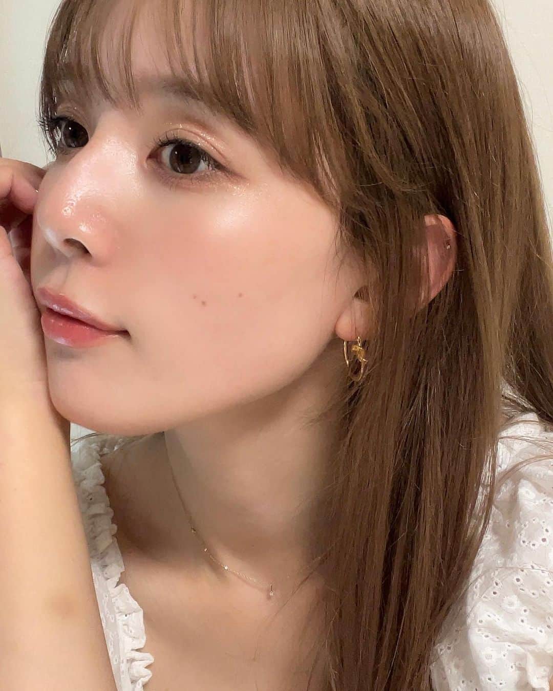 目見田早弥子のインスタグラム：「ʚ♡ɞ @apartment___salon で前回同様マツエクしてもらったよ🖤 ラッシュアディクト継続してるから 自まつ毛も伸びてきた....！🫶🏻💫 (生えてないのでは？状態だった下まつ毛もかなり伸びた！なみだ！) 可愛くてきれいな束間まつ毛作れるから マツエクほんとにお気に入りです💖🪽」