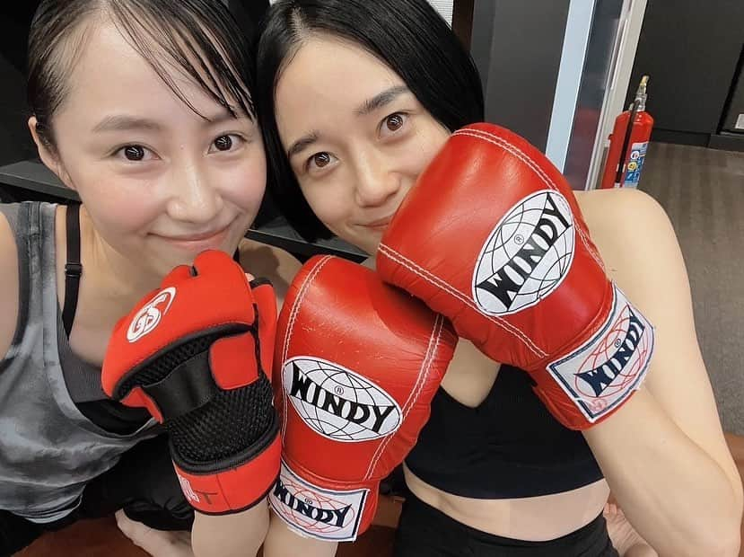 Rienaさんのインスタグラム写真 - (RienaInstagram)「@targetshibuya 🥊  キックボクシングを始めて3回目  これまで産後まったく運動をして来なかった私を心配して、 @mai_miyagi が誘ってくれて始めたキックボクシング🦵🏻  体を動かすことが大嫌いな私は、 自ら動いてピラティスやジムに行く事なんて頭の片隅にもなかった😂  一度だけやってみよう！と思って行った、 @targetshibuya でのキックボクシング！  1回目、運動神経悪い芸人で自分でも爆笑  3回目にしてそれなりになってきた！ それでもまだまだスタート地点にも満たないけど、終わった後の達成感が本当に最高✨  だからみんなやるんだな！と この歳で初めて体を動かす楽しさ、意味を知った気がする😂🤣  そしてトレーナーさんもとっても優しい！！！  いつか、スパーリングをしてる動画を載せられるようになるまで、頑張って続けたいと思いまーす🙌🏻  #キックボクシング#🥊#targetshibuya」6月5日 19時48分 - riena0809