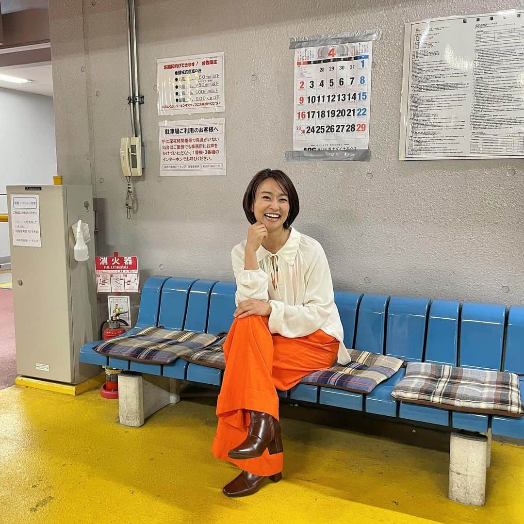 住吉美紀のインスタグラム：「明日 #ヒルナンデス に初めて出演します！#いとうあさこ さん #森口博子 さんと一緒に「本音ショッピング」を。 初めてだったのでちょっとオドオドしたが、あさこさん博子さんの二人の優しいお人柄のリードで、興奮したり、思い出もできたりのめちゃくちゃ楽しいロケ。 たくさん笑ったな〜😁  帰りのロケバスではあさこさんと、 桑田さんやサザン話でおしゃべり盛り上がる。 やっぱり、 女子でわちゃわちゃ言いながらのショッピング旅って ほんまに楽しい。 女子校時代をちょっと思い出した。  写真はショッピング後のお店の駐車場で、 まるでレトロで昭和なセットのような空間を見つけてパシャリ（パシャリも死語だな）  「ヒルナンデス」明日6月6日（火） 日本テレビ 11:55~13:55   @ottodame_jp  #MEMEROAD #ワンズテラス」