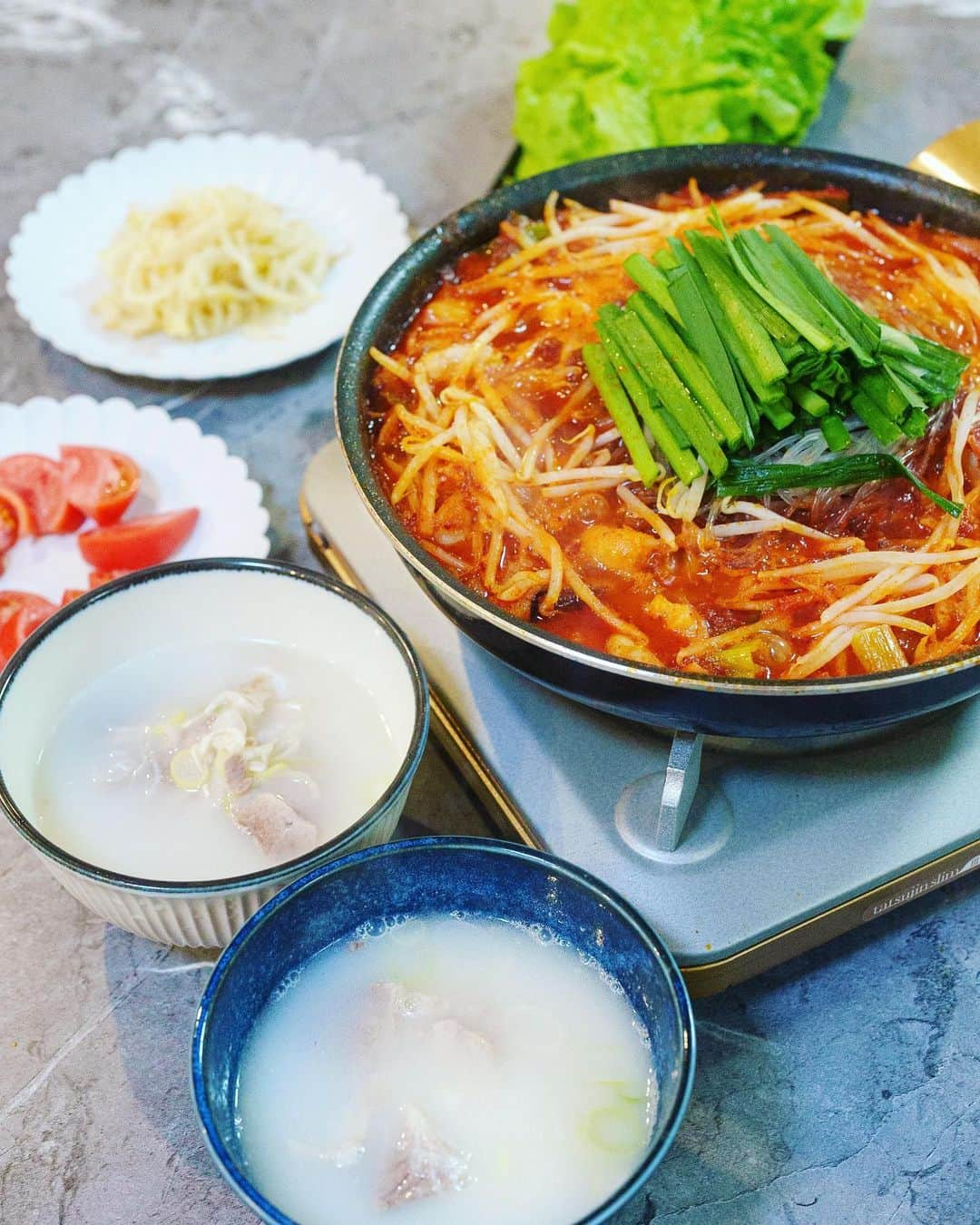 宇水遥佳のインスタグラム：「. お家で本格韓国料理🇰🇷🍲💕 サムギョプサルが美味しくて何度も伺っている ヨプの王豚塩焼から出てるお店の味が楽しめる ヨプキットで韓国料理パーティーしました🥳 . 今回はお店で人気のナッコプセとデジクッパを🐙🐷 具材入りだからお鍋一つで簡単に食べれるし 私はもやしと追加でニラをいれて食べました✨ . 大人気店と同じ味を家でいただけるのは嬉しい🥰 いつでもおうちでカンタンに作れるからストック してまた食べたいくらいです😍 . . ＠yopu_store @yopu_official #ヨプの王豚塩焼  #熟成肉専門店ヨプの王豚塩焼  #お取り寄せ #お取り寄せグルメ #新大久保 #韓国料理 #ナッコプセ  #オンラインショップ #取り寄せグルメ  #韓国好きな人と繋がりたい #韓国グルメ #おうちごはん  #おうち韓国料理#ミールキット #料理キット」