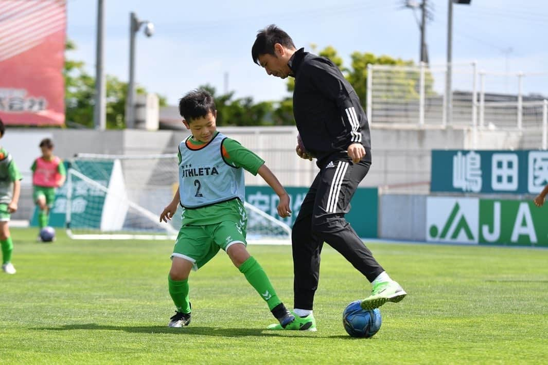 ヴァンラーレ八戸さんのインスタグラム写真 - (ヴァンラーレ八戸Instagram)「2023.6.4(Sun) 中田浩二氏サッカー教室  プライフーズスタジアムへ #中田浩二 さんにお越しいただき、  地域共創 夢プロジェクト中田浩二氏サッカー教室  を開催致しました。  およそ200名の子どもたちが参加し、中田さんとサッカーを楽しみました！  中田浩二様はじめ、 運営にご協力いただいた八戸市サッカー協会の皆様、八戸学院大学サッカー部の皆様、レプーロ十和田の皆様、 ご支援いただいた企業の皆様。  地域の子どもたちへこのような素晴らしい機会を与えられたのは、皆様のお力あってのことです。  本当にありがとうございました！！  #ヴァンラーレ八戸 #青森県 #八戸市 #八戸 #十和田市 #三沢市 #三戸町 #田子町 #南部町 #新郷村 #階上 #おいらせ町 #五戸町 #六戸町 #七戸町 #東北町 #野辺地町 #横浜町 #六ヶ所村 #Jリーグ #jleague #J3 #サッカー #soccer #football  #hachinohe #aomori  #全緑EVERGREEN #地域共創パートナー」6月5日 19時55分 - vanraure8nohe