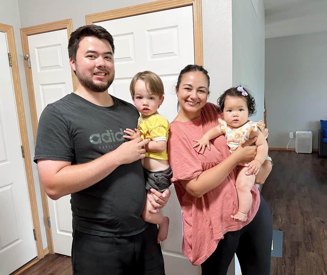 エリナ シルカのインスタグラム：「The cousins finally meet!  弟と甥っ子がすーさんと初対面。甥っ子の仕草が全てるーちゃんにそっくりでいつか合わせるのが楽しみ😊」
