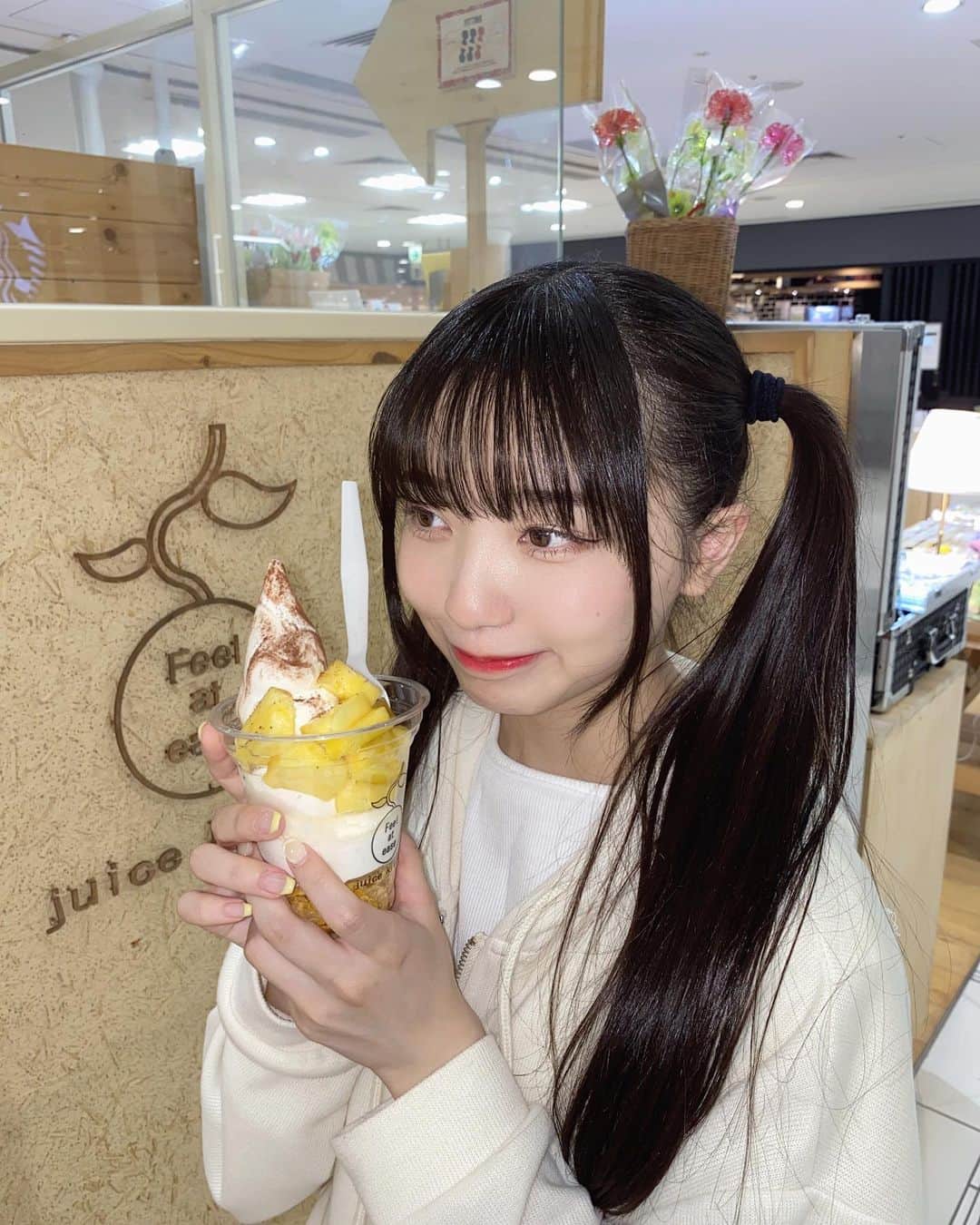 山田なる（ナルハワールド）さんのインスタグラム写真 - (山田なる（ナルハワールド）Instagram)「🍨🤍 ⁡ ⁡ 遠征先でアイス食べがち🫶 名古屋2回も食べちゃった！美味しかった💞 ⁡ #名古屋 #名古屋スイーツ」6月5日 20時06分 - naruhaw