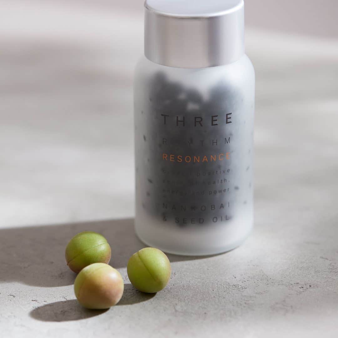 THREEのインスタグラム：「〈明日から数量限定発売開始！〉 夏のスタミナ不足を感じる方に。梅雨から始める梅サプリ。  THREE リズムレゾナンス ナンコウバイ & シードオイル 2023 6,480円（税込）  日本の伝統的な健康食「梅」の果実を、じっくり煮詰め凝縮した“梅肉エキス”のサプリメント。 梅肉エキスに亜麻仁油、オリーブ油を加えることで、美容と健康に幅広くアプローチします。  発売日：2023年6月6日（火）10:00~  #threecosmetics #数量限定  #インナーリズムケア #サプリ  #梅サプリ」