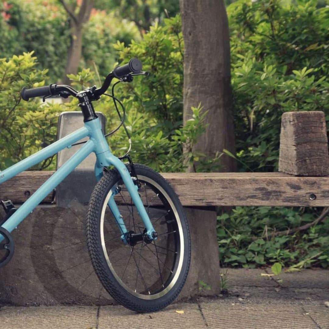 RITEWAY -Official Instagram-さんのインスタグラム写真 - (RITEWAY -Official Instagram-Instagram)「ZIT ジット  自転車が大好きになる超軽量キッズバイク。 ペダルを漕げるようになった瞬間、普段車で行っている公園に自転車でたどり着いた瞬間、達成感と自尊心で満たされた最高の笑顔に出会えます。 クラス最軽量8.6kgで軽くて思い通りに走れるZITは子どもの移動範囲をさらに広げてくれて、何よりも楽しい親子の時間を作れます。 —————————— #ritewayzit #ジット #riteway #ライトウェイ #自転車 #自転車のある生活 #キッズ自転車 #こども自転車 #子供自転車 #サイクリング #クロスバイク #20インチ自転車」6月5日 20時00分 - riteway_bike