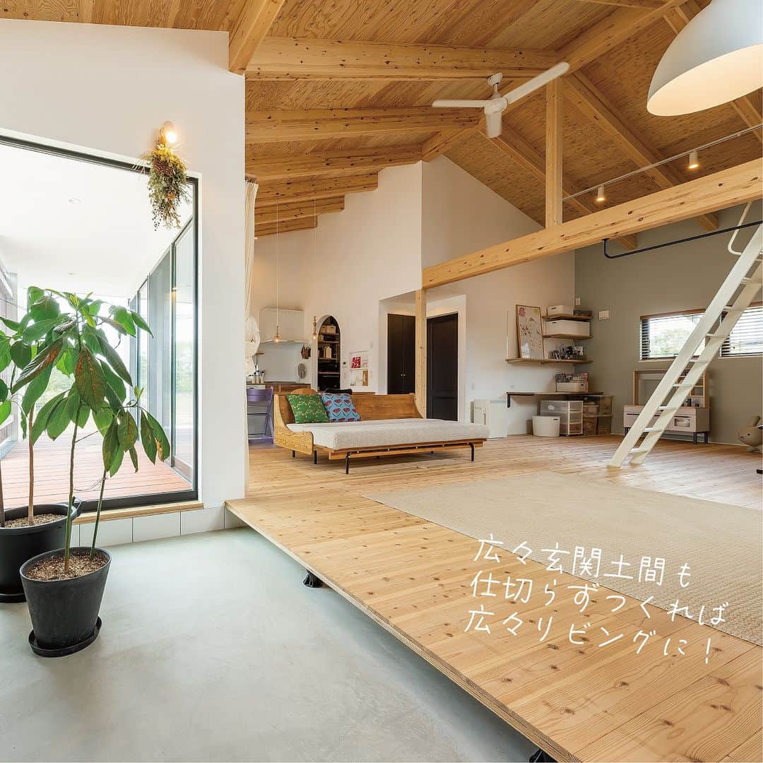 321houseさんのインスタグラム写真 - (321houseInstagram)「. 321HOUSEの建築事例のご紹介 東広島のW様のお住まい。 . 白壁のシンプルな平屋のお家は、321HOUSEの得意な 無垢床と漆喰壁の、321HOUSEならではの自然素材 たっぷりのお家です。 . 平屋だからこそのプランニングと、シンプルながら 随所にこだわりのアイテムをチョイスしたお住まい。 ライフステージに合わせて住まい方を変化できる、 321HOUSEらしい、可変性の高いお家になっています。 . 最近は平屋のお家が特に人気ですよね。 平屋と２階建てとそれぞれのメリットを鑑みながら 見比べてみると、いろいろな発見がありますよ。 . 今月は まだ家づくりをそこまで考えてはないけど... という方にもおすすめのイベントを開催！ このタイミングにぜひ一度ご来場ください✨ . 　＜＜イベントのご案内＞＞ ―――――――――――――――――― 　平屋の家・2F建 モデルハウス 　　　　【２棟同時】 　　完成見学会のお知らせ  　開催場所：東広島市内 　開催期間：6/10(土)～6/18(日) 　　　　　　＜完全ご予約制＞　 　＊詳細はHPからご確認ください＊ ―――――――――――――――――― ･ イベント情報や当社の施工事例などは プロフィール画面の【@321house】より HPへお進みいただくとご覧になれます🙂 --------------------------------- 施工事例 ☞ @321house 設計・工務 ☞ @321_works --------------------------------- . #平屋 #東広島 #モデルハウス #ロフト #ロフトのある家 #家づくり #シンプル #新築 #新築戸建て #木の家 #土間 #自然素材の家 #注文住宅 #321ハウス #321house #広島 #自然素材 #自由設計 #間取り #デザイン住宅 #設計 #建築家 #マイホーム #こだわりの家 #設計士とつくる家 #家事動線 #子供のいる暮らし #ロフト収納 #照明  #インテリアデザイン」6月5日 20時00分 - 321house