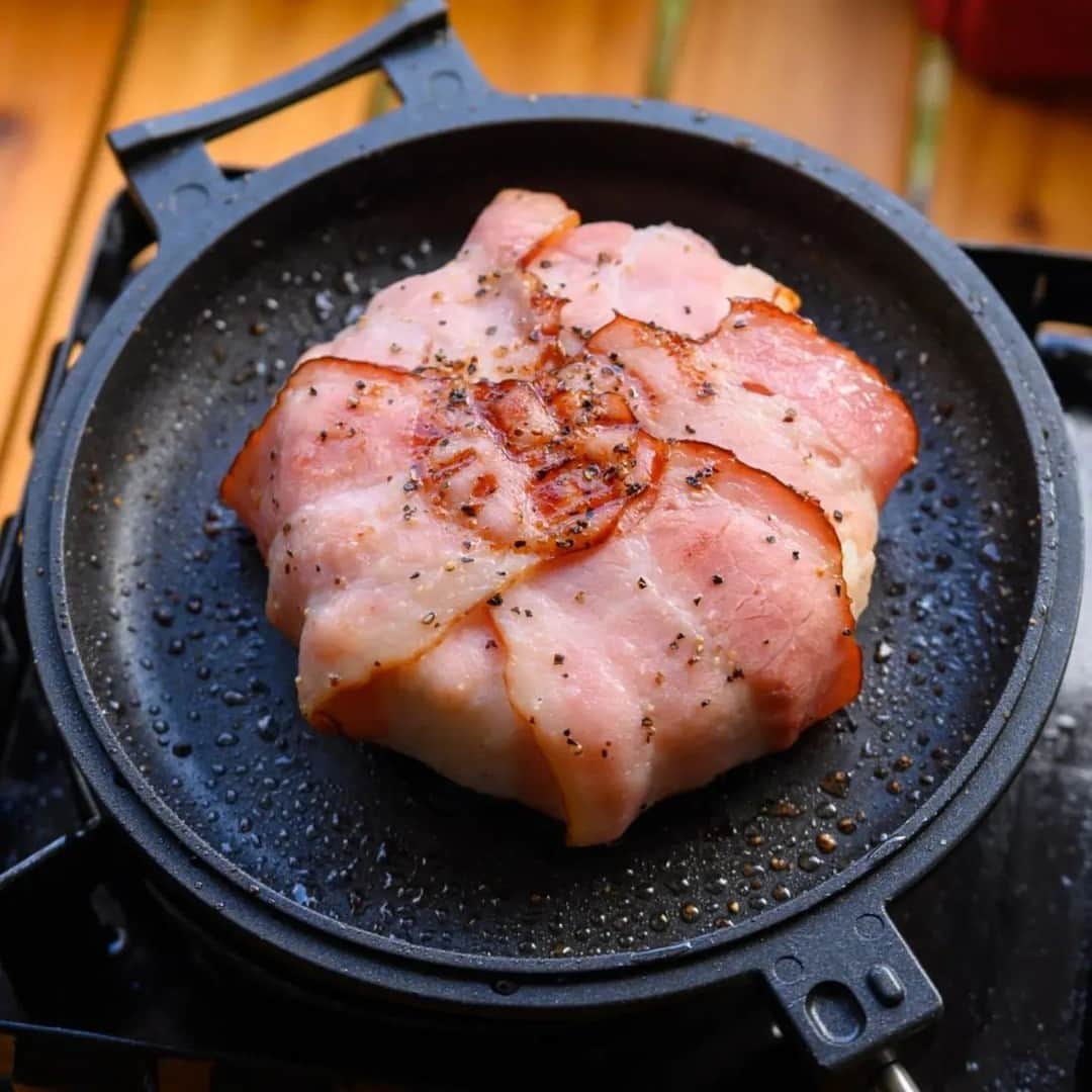 Coleman Japanのインスタグラム：「カマンベールチーズのベーコン包⁡み🧀🥓 ソロに使いやすいコンパクトなフライパン「ダブルパンクッカー」で、キャンプ料理に挑戦しよう🍳  📷：@iso56outdoor さん 素敵なお写真ありがとうございました✨  ━━━━━━━━━━━━━━━━━ #私のコールマン を付けて投稿して頂いた中から素敵なお写真や動画は、コールマン公式SNSでご紹介させて頂きます♪ ━━━━━━━━━━━━━━━━━  ・  #灯そうColeman #灯そうコールマン #灯そう #Coleman #コールマン #Camp #キャンプ #Outdoor #アウトドア #ダブルパンクッカー #アウトドア料理 #アウトドア飯 #キャンプ飯 #キャンプご飯 #キャンプ料理 #キャンプごはん #アウトドアレシピ #キャンプレシピ」