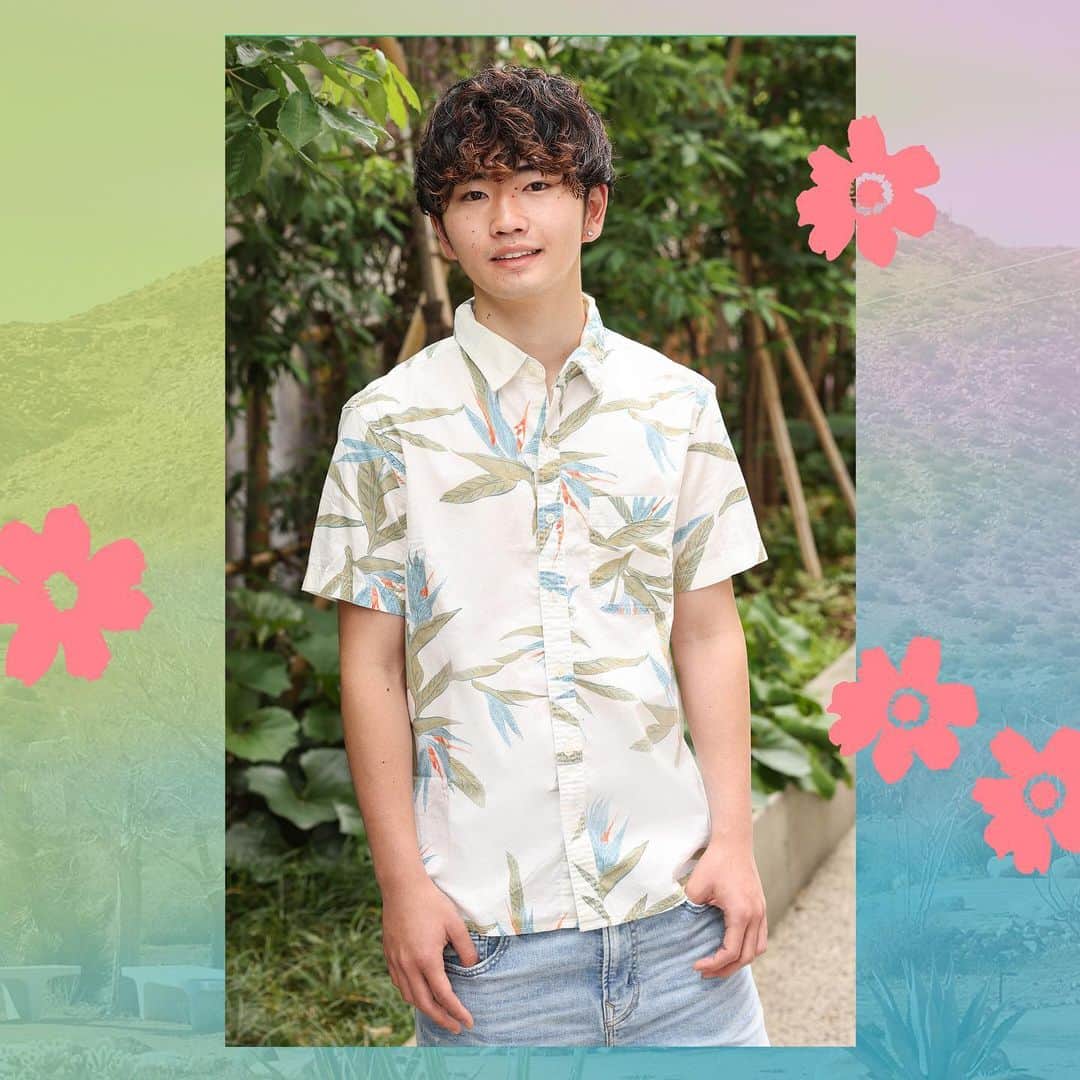 アメリカンイーグルのインスタグラム：「夏ファッションの必須アイテムをお探しですか？👕👖  AEのトロピカルリゾート シャツやグラフィック Tシャツがぴったり😍 デニムショーツと合わせて、どんな夏のイベントにもぴったりのスタイリッシュで快適なスタイルの完成！☀️  今すぐサマーコレクションでお気に入りのアイテムを見つけてね～🛍️  #アメリカンイーグル #americaneaglejp #AEJeans #アメリカンイーグルジーンズ #デニム #ジーンズ #AEコーデ #TheSummerofUs #夏コーデ #夏 #マストアイテム #シャツ」