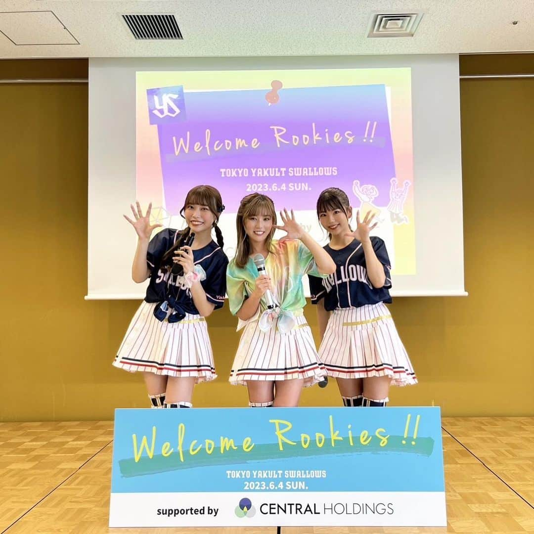 Passionさんのインスタグラム写真 - (PassionInstagram)「【Welcome Rookies !!】  皆さま、こんばんは！ #5RUNA です🩵🌙  🌟Welcome Rookies !! 🌟 supported byセントラルホールディングス  今回球団初の試みとなるこのイベント！ Passionからは #1MOMOKA #5RUNA #12MAYU が参加し、 イベントの進行を務めさせていただきました☺️💚  レディースデイに配布されました 「はじめての神宮観戦ガイド」🔰にそって スワローズってどんなチーム？ 神宮球場ってどんなところ〜🤔？ などスワローズファンになっていただいた方々に より楽しく面白く観戦できるよう たくさんご紹介させていただきました🙏🏻  選手応援歌レクチャーもさせていただき 声を出しての応燕！そして応燕バット、クラップ👏🏻 のリズムも一緒に練習しました！！  ご紹介していく中で 私もどんどんスワローズ愛🩷が溢れて 好きなことをたくさんの方と一緒に共有できる 幸せをとっても感じました🫶🏻 ありがとうございました！！  チームは3連勝！'' 逆襲の6月 '' も 熱く熱くスワローズを応燕しましょう🔥  #Swallows #YS  #TOKYO #東京 #ヤクルト #スワローズ #東京ヤクルトスワローズ #Passion2022 #パッション #プロ野球 #情熱  #さぁ行こうか #神宮球場  #SWALLOWSLADIESDAY2023 #WelcomeRookies #セントラルホールディングス」6月5日 20時01分 - ys_passion_official