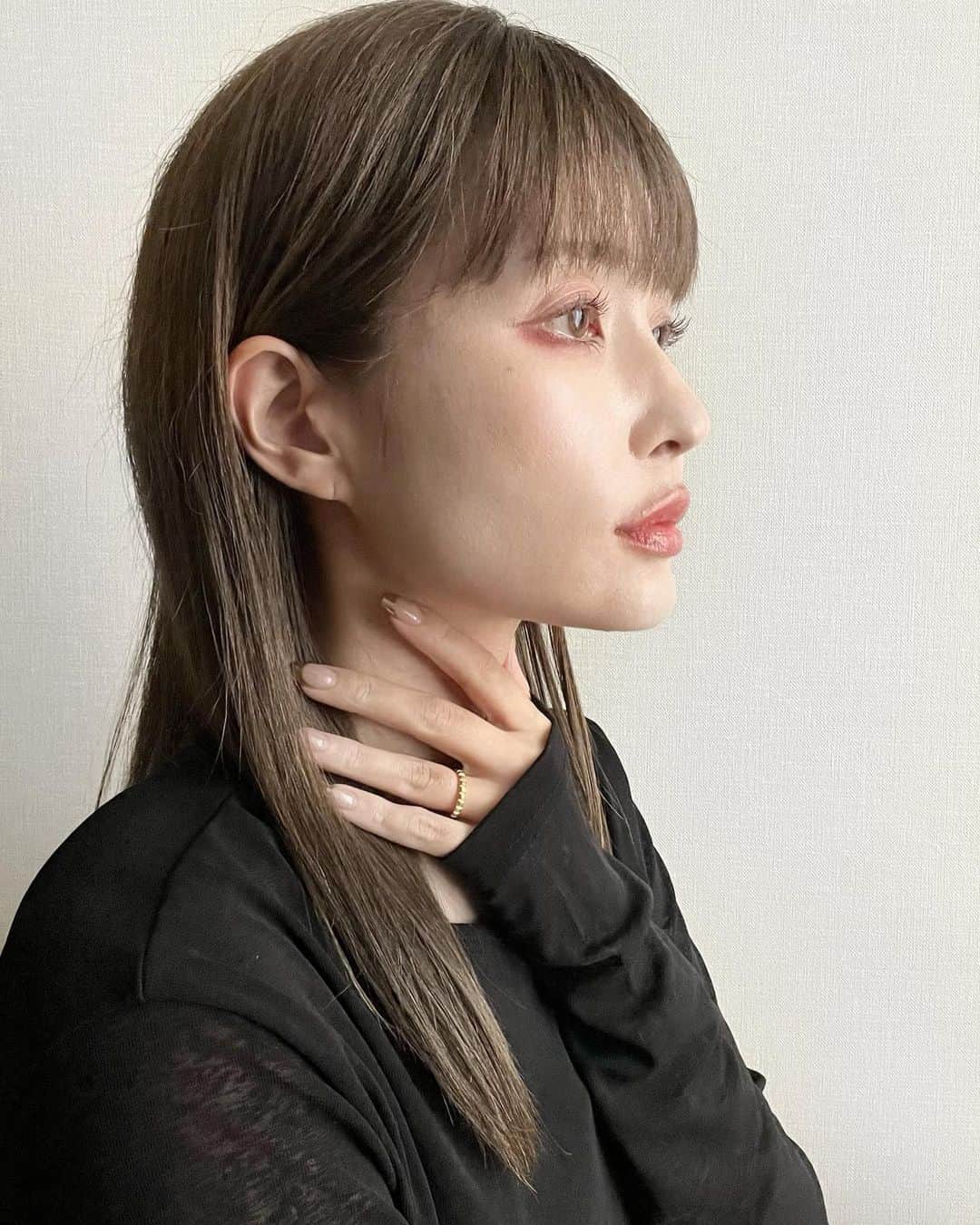 *✭ᏋണᎥ✭*のインスタグラム：「とてもとてもオススメのファンデーション☺︎ ㅤㅤㅤㅤㅤㅤㅤㅤ DEBEAUSのクッションファンデ♡ ㅤㅤㅤㅤㅤㅤㅤㅤ お友達に教えてもらって使い始めたら カバー力はあるし、お肌がツヤッツヤになるし 崩れないし、ずっと潤っていて感動！ ㅤㅤㅤㅤㅤㅤㅤㅤ 最初は黒い方を使ってたんだけど 色白さんにはこっちの方が合うかも🖤 ㅤㅤㅤㅤㅤㅤㅤㅤ 塗るボトックスと言われていて メイクしたまま寝れる位ほとんど美肌成分🥰 ㅤㅤㅤㅤㅤㅤㅤㅤ 1枚目はノーマルカメラのノー加工です🖤 ㅤㅤㅤㅤㅤㅤㅤㅤ DEBEAUSは模造品が多いみたいで 公式サイトや楽天等のECサイト内の公式ショップ、もしくはサロンでの購入が絶対おすすめ🥹 ㅤㅤㅤㅤㅤㅤㅤㅤㅤㅤㅤㅤㅤㅤㅤㅤ @nextera.20210615  ㅤㅤㅤㅤㅤㅤㅤㅤ #debeaus#debeausファンデーション #ファンデーション#クッションファンデ#美肌#艶#艶肌#美肌ケア #肌#メイク#メイクアップ#素肌#素肌美人#40代#40代メイク#アラフォー#アラフォー女子#ブルベ夏#ブルベ」