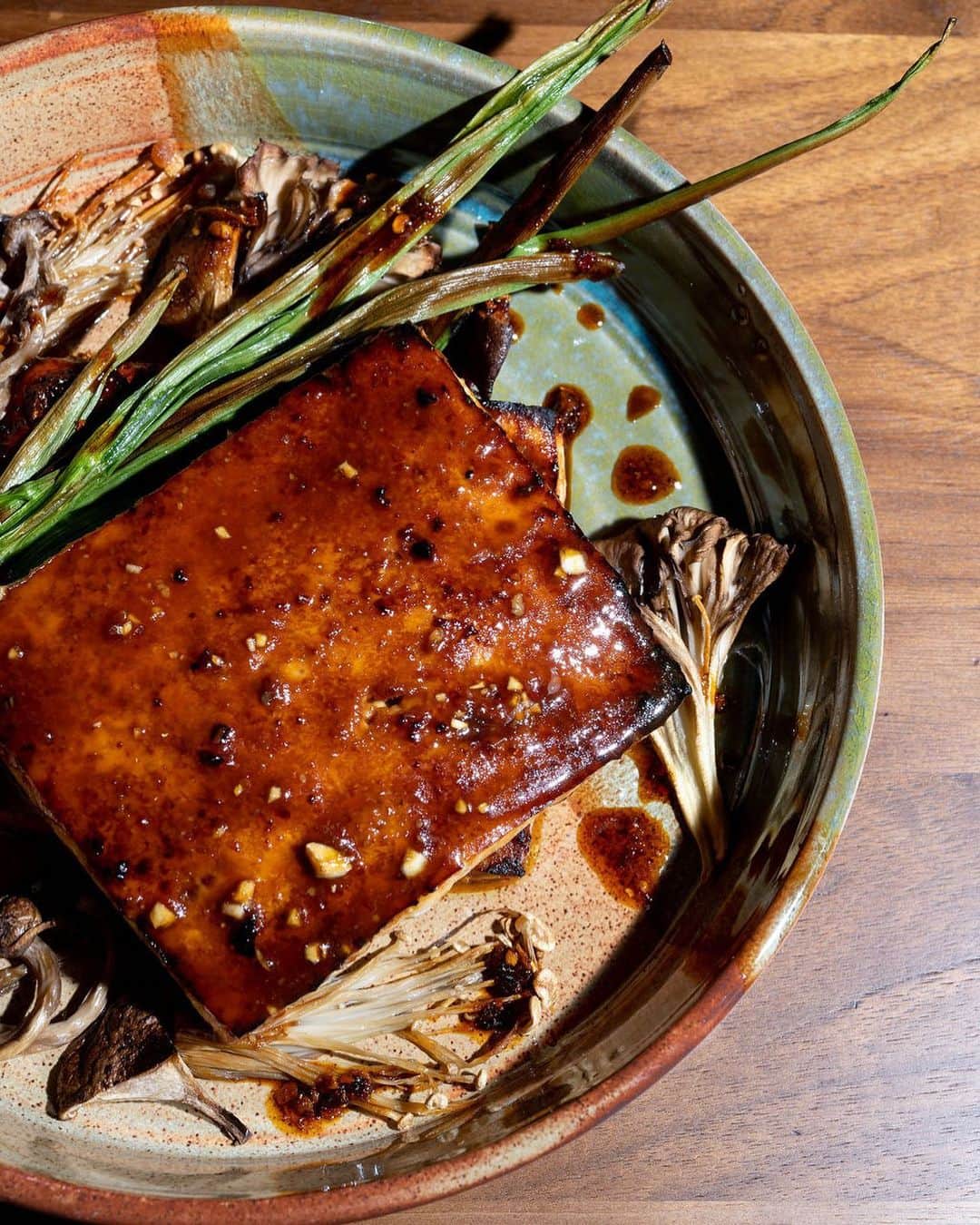 ティファニー・ティーセンさんのインスタグラム写真 - (ティファニー・ティーセンInstagram)「It’s a Meatless Monday with this flavorful Teriyaki Tofu with Chili Crisp, Roasted Scallions and Mushrooms. #recipe on the #blog #linkinbio #vegetarian」6月6日 6時56分 - tiffanithiessen