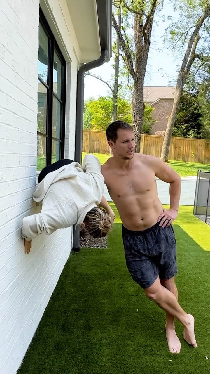 ショーン・ジョンソンのインスタグラム：「@stylefitfatty you guys made this look easy 😂Definitely thought @andrewdeast’s arm was about to break hahaha  #couplechallenge #couples #marriage #challenges」