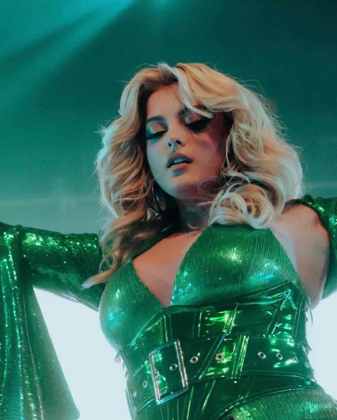 Bebe Rexhaのインスタグラム：「THANK YOU OAKLAND!! See you tomorrow Seattle 🪩 #BestFnNightOfMyLifeTour」