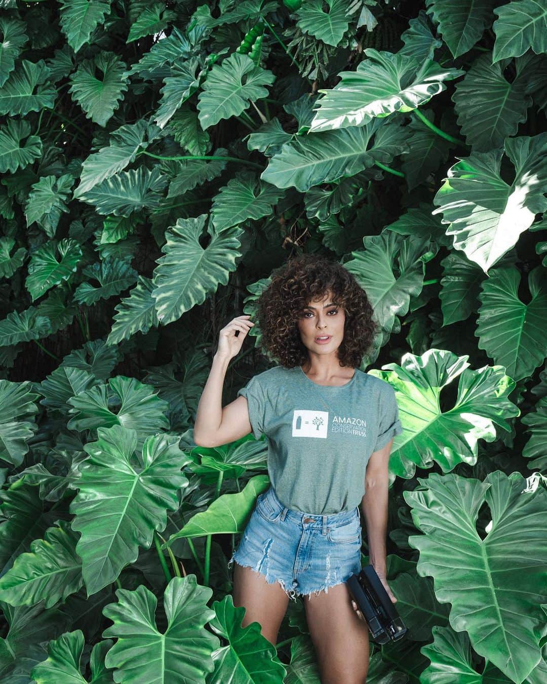 ジュリアナ・パエスのインスタグラム：「O que podemos fazer pelo planeta? O primeiro passo é ter consciência sobre nosso impacto ambiental.   Nos últimos anos, a maior floresta tropical do mundo sofre com níveis alarmantes de desmatamento. Promover a conservação da biodiversidade é um compromisso de todos, e a @trusshair faz parte dessa ação. A marca destina parte da renda obtida com as vendas da linha Equilibrium ao @institutoipe . O IPÊ (Instituto de Pesquisas Ecológicas) vai implementar um projeto piloto de restauração ambiental no Baixo Rio Negro, Amazonas.   Com o apoio do IPÊ e das comunidades locais, a Truss ajuda a semear mais vida na Amazônia, fortalecendo seus maiores guardiões: as pessoas que vivem na floresta. Você pode fazer parte desse movimento. Encontre os produtos da Linha Equilibrium no site da Truss e nos melhores salões do Brasil. Você vai ver como é possível gerar desenvolvimento sendo sustentável. Dê uma olhada nas redes da Truss durante esse mês pra conferir mais ações.   Truss cuida de você e cuida da Amazônia. #TrussCuidandoDeVocêEDaAmazônia #amazonconservationeditiontruss #meioambientetruss #amazontruss | publicidade」