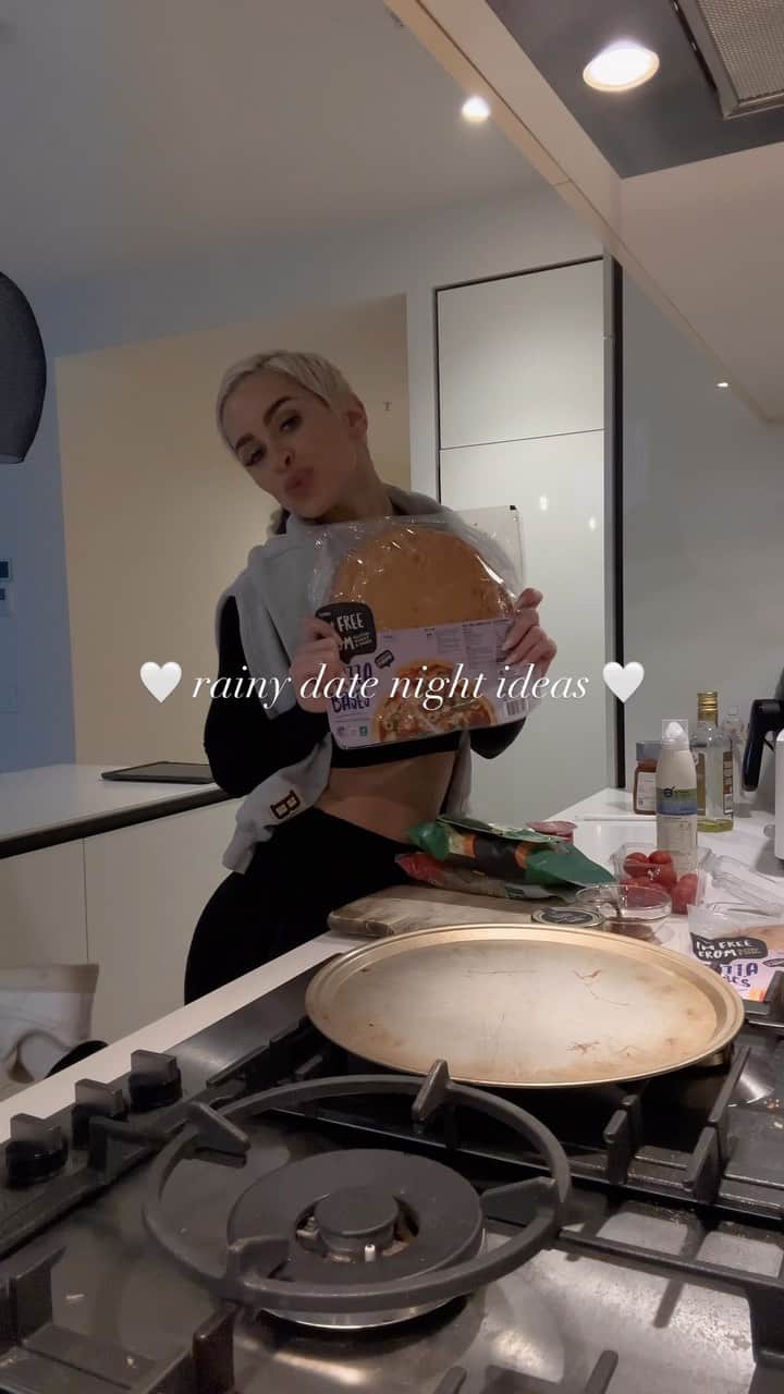 エリー・ゴンサルヴェスのインスタグラム：「This is the 🤍 Hybrid Date night 🤍  When cold rainy nights call for cozy clothes and comfort, we’ve got the perfect plan 🌧️ we opted for homemade pizzas with one of the most spectacular ocean views.. all while staying warm and comfy in the back of the Porsche Cayenne E-Hybrid - all we had to do was reverse and pop the boot for the perfect evening together. Work smarter not harder 😉 don’t worry, Daisy got in on the pizza too 🤣🐶 @porschecentregc   #WomenWithDrive #PorscheCentreGC #PorscheWoman #PorschePartner」