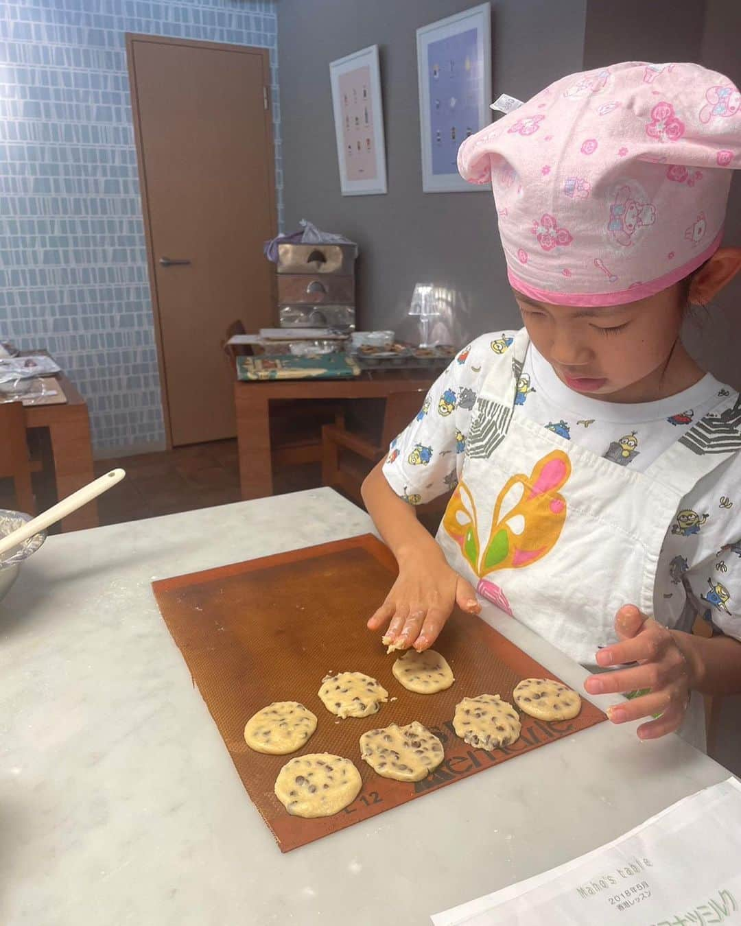 甘糟記子さんのインスタグラム写真 - (甘糟記子Instagram)「土曜日の午後は、チビ達月1の料理教室。  今回はマフィンとチョコチップクッキー！  息子殿の好きなやつだわ\(//∇//)\  家だとなかなかやらせてあげられないことも、お教室なら全部できて楽しいようです(≧∀≦)  いつも2人分なのでお持ち帰りもモリモリ（笑）  息子殿は割と全部1人で食べる勢いで、美味しい美味しいと自分の作ったものを食べてます。  姫はそこまで勢いがないので、私にも沢山お裾分けが（笑）  いい香りと一緒に帰ってくる2人がいつも可愛いくて楽しみです╰(*´︶`*)╯♡  #習い事#料理教室#息子殿姫#息子殿#姫#楽しそう#可愛い」6月6日 5時59分 - norihey924