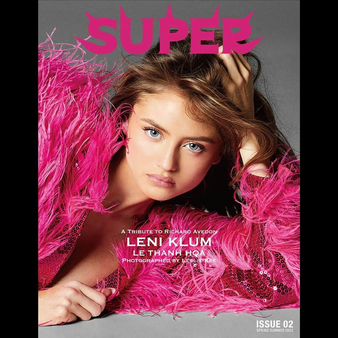 レスリー・キーのインスタグラム：「Super Magazine @supermagazinenyc  ★ 2023SS issue 02★  「A Tribute to Richard Avedon」 Celebrating on 15 May 2023, the 100th Birthday of legendary photographer Richard Avedon !  @avedonfoundation #richardavedon #avedon100 #superavedon #supermagazinenyc #lesliekee   LENI KLUM @leniklum   Photographed by @lesliekeesuper  Styling by @starburleigh  Hair by @riawna  Makeup by @ash_kholm  Manicure by @ashleythejohnson  Movie Filmed & Edited by @johnpatrickmedia  Photo assistant @edwardkwendt  Styling Assistant @_anthonyjason_ @amana_re @auva_ahmadi @lilitshahinyann  Photo Retouching by Fight Club Location :  @dfla_studio @evanduning  Special thanks @milanwrld @caafashion @creativeartistsagency @dmanagementgroup @gntm__2023  Wardrobe @lethanhhoa_official   @x8_gallery @asahi_fashion #germanynexttopmodel #gntm #heidiklum #leniklum」