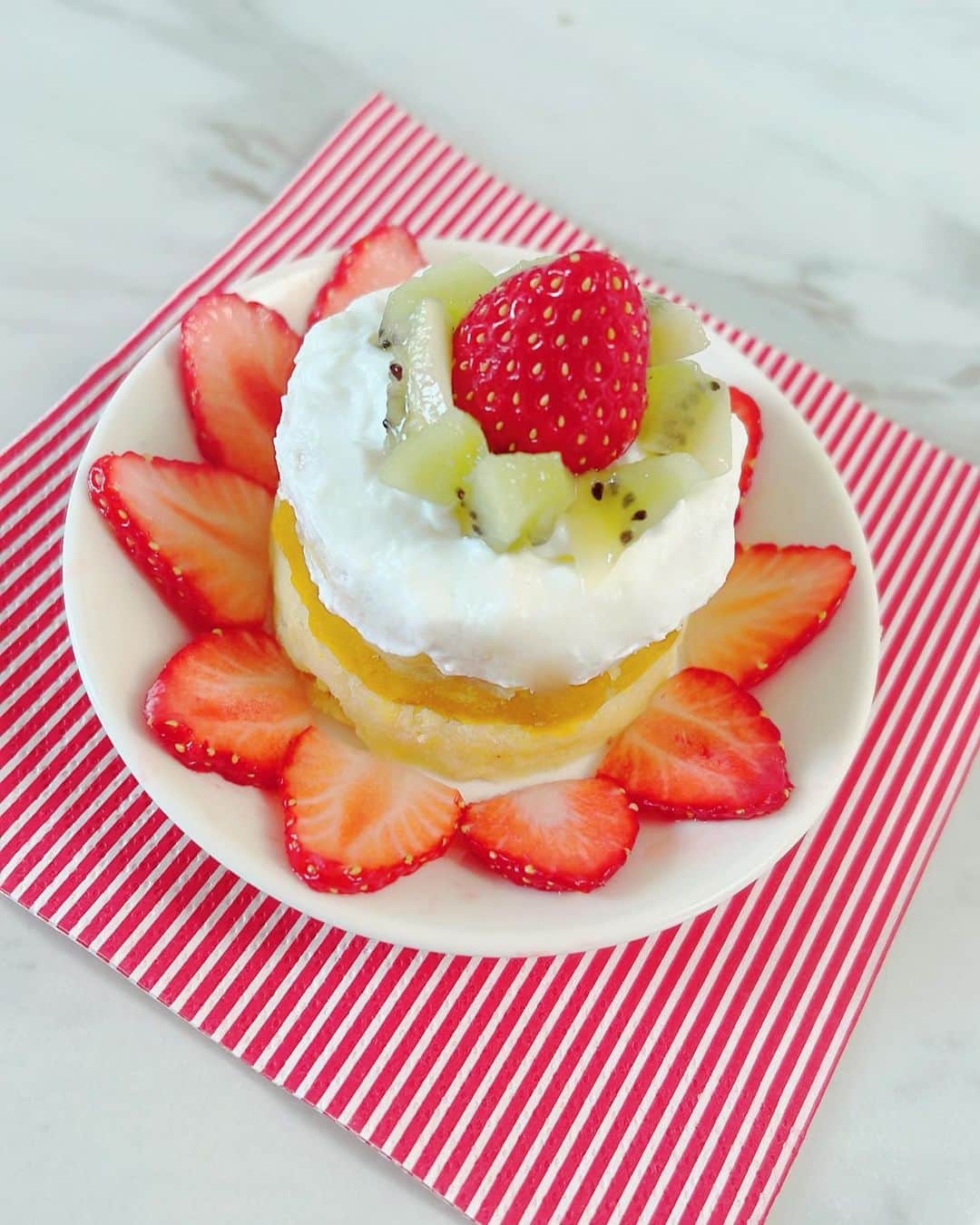美香さんのインスタグラム写真 - (美香Instagram)「tia🐶❤️  1歳になりました！ さつまいもとかぼちゃと水切りヨーグルトでケーキを作ってみました。 美味しそうに食べてくれました☺️  愛してるよ❤️❤️❤️  #mikatiatia #てぃっちゃん #ティティー」6月6日 6時17分 - mikaofficial99