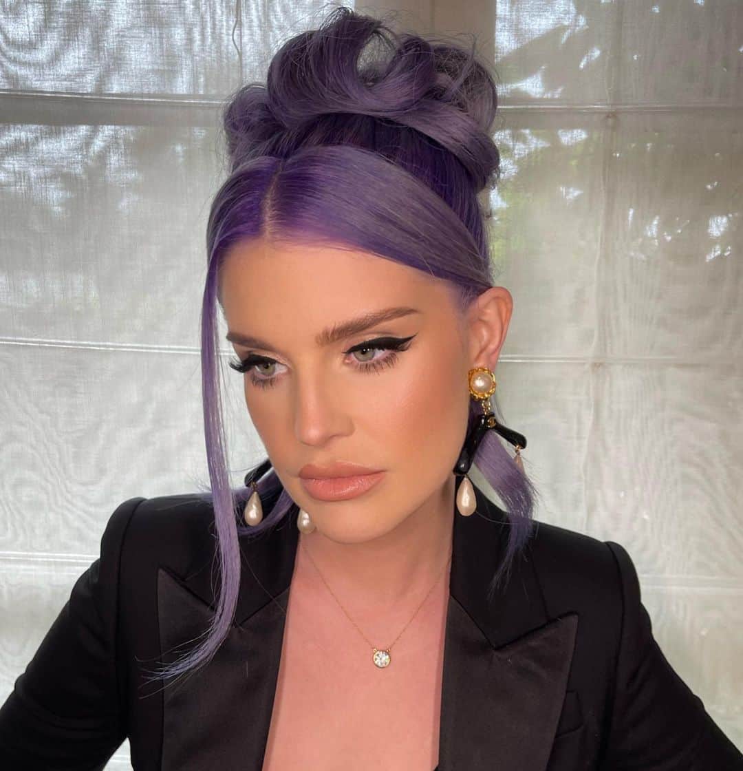 ケリー・オズボーンのインスタグラム：「Hair by @laurarugetti Makeup by @dendoll 💜」