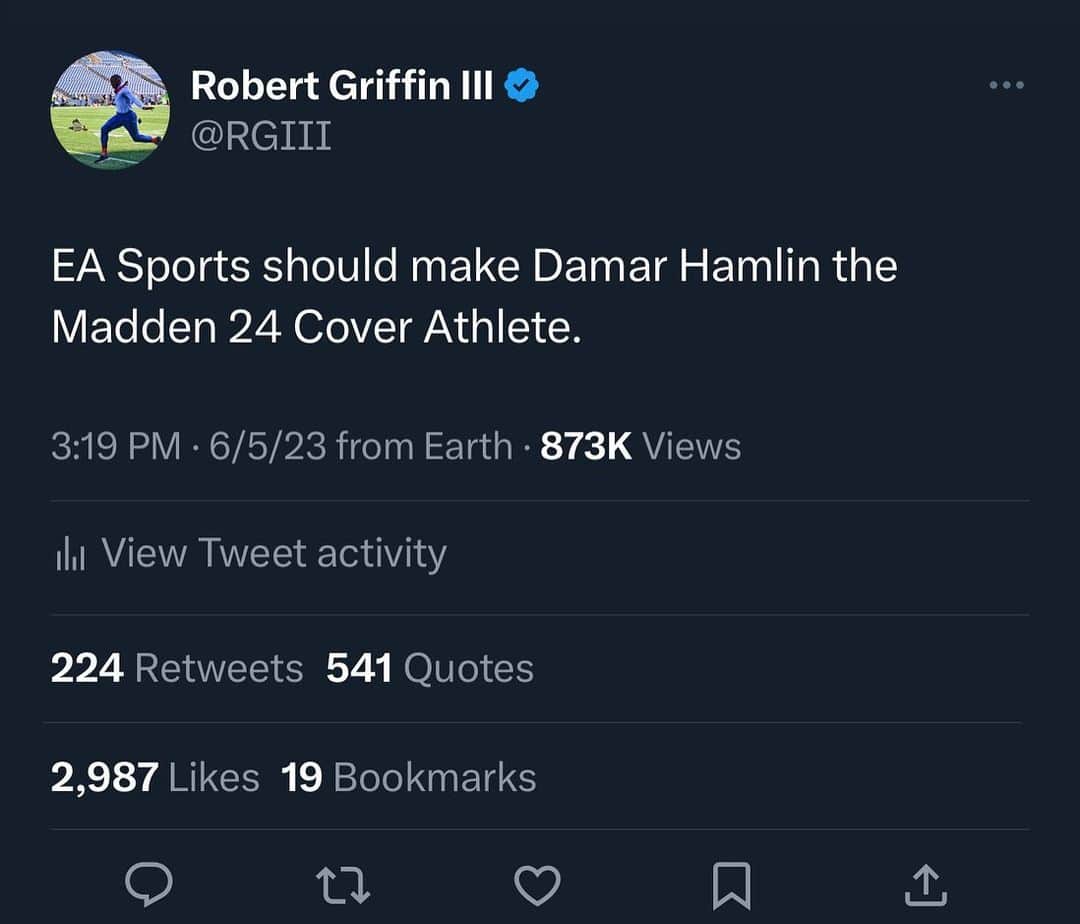 ロバート・グリフィン3世のインスタグラム：「Who do you want on the Cover of Madden?  #nfl #madden #g3analysis #damarhamlin #billsmafia #gaming #rg3 #rgiii #football」