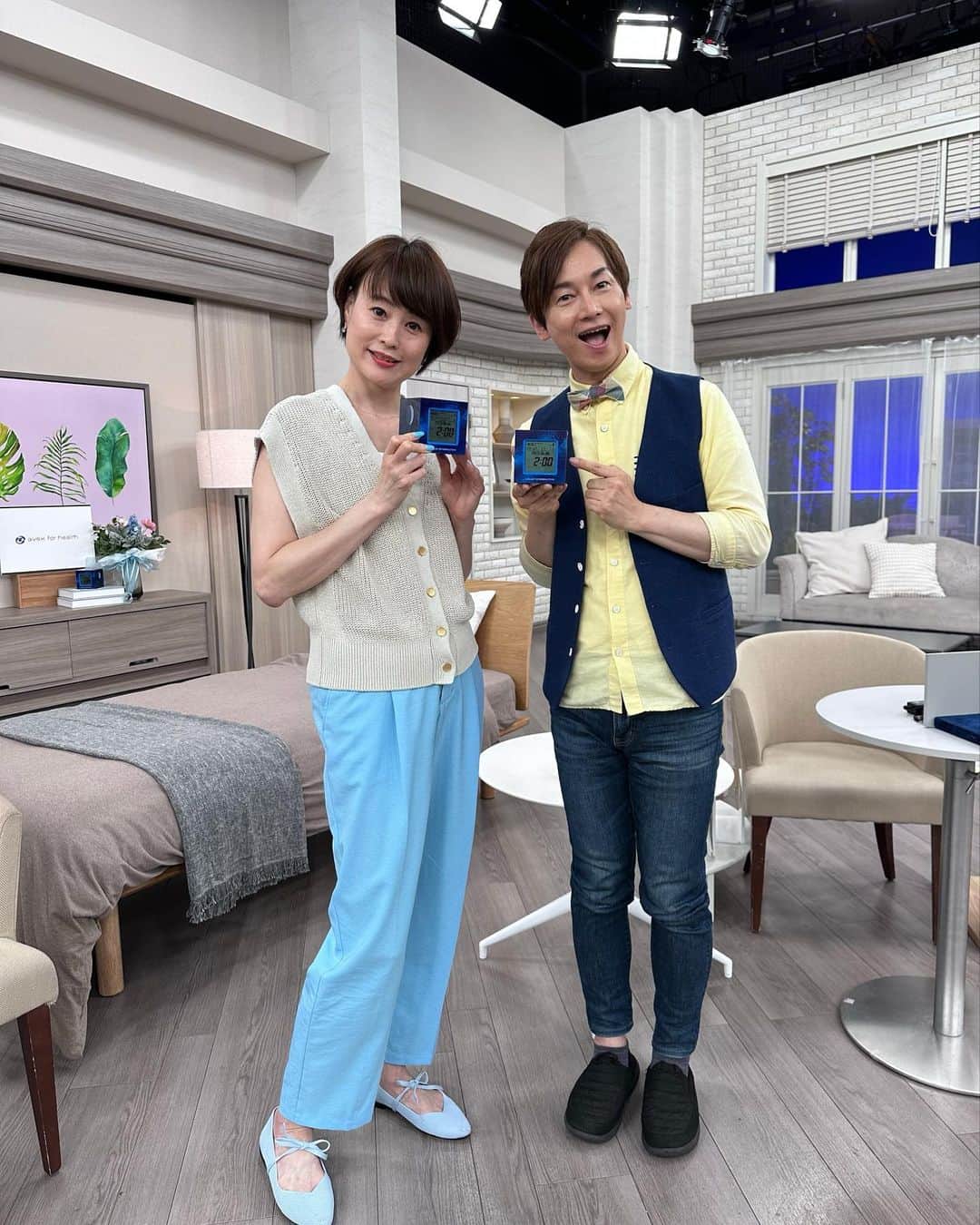 のインスタグラム：「深夜1時からのオンエア ずっとお電話が混んでるマークが つきっぱなしでした ありがとうございます🥰  ナビのセリーさんが すごい優しくて すごいやりやすくて さすがだなーと尊敬🥰🥰 ご一緒させてとらいたかったから うれしかったー  今日は午後2時台のどこか 夜8時台のどこか 最後は夜9時からに出演します❗️  音のサプリ こもりうたの響 をご紹介します  ニット　@noble.jp  パンツ　@spickandspan_jp  シューズ　@e.three.shoes  ピアス　@jacarandablue.jewelry   #qvc  #qvcジャパン  #通販番組 #生放送」