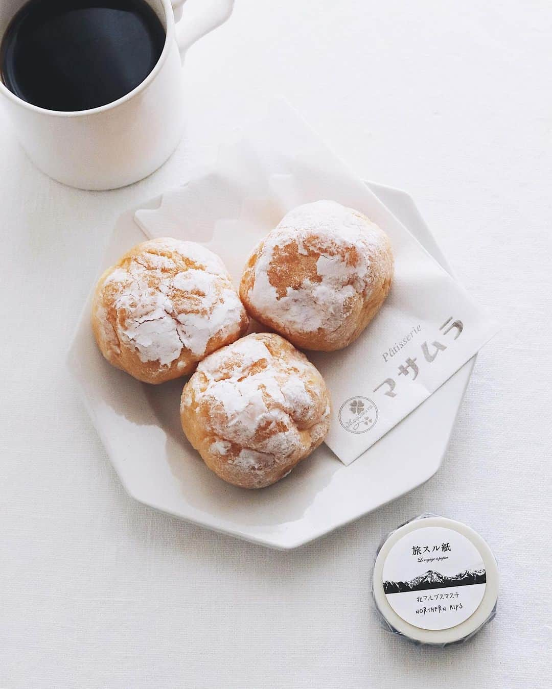 樋口正樹のインスタグラム：「baby cream puff ☕️ . 今朝はマサムラのベビーシュー。 週末から昨日まで松本と実家に 行ってた関係で調達したおめざ。 １０個買って４個を実家にあげ、 ６つを持ち帰り、今朝１人３個。 ほんとおいしくて朝からペロリ😋 . 右下のはお土産で買ったマステ。 松本から北アルプスの山並みが 美しいマスキングテープですよ⛰ #北アルプスマステ  . ３枚目は昨日の朝撮った松本城。 常念岳の脇にめっちゃ小さく槍⁈ . . . #ベビーシュークリーム #マサムラ #松本スイーツ #松本みやげ #朝菓子 #おめざ #morningcoffee #chouxcream #babycreampuff #creampuff」