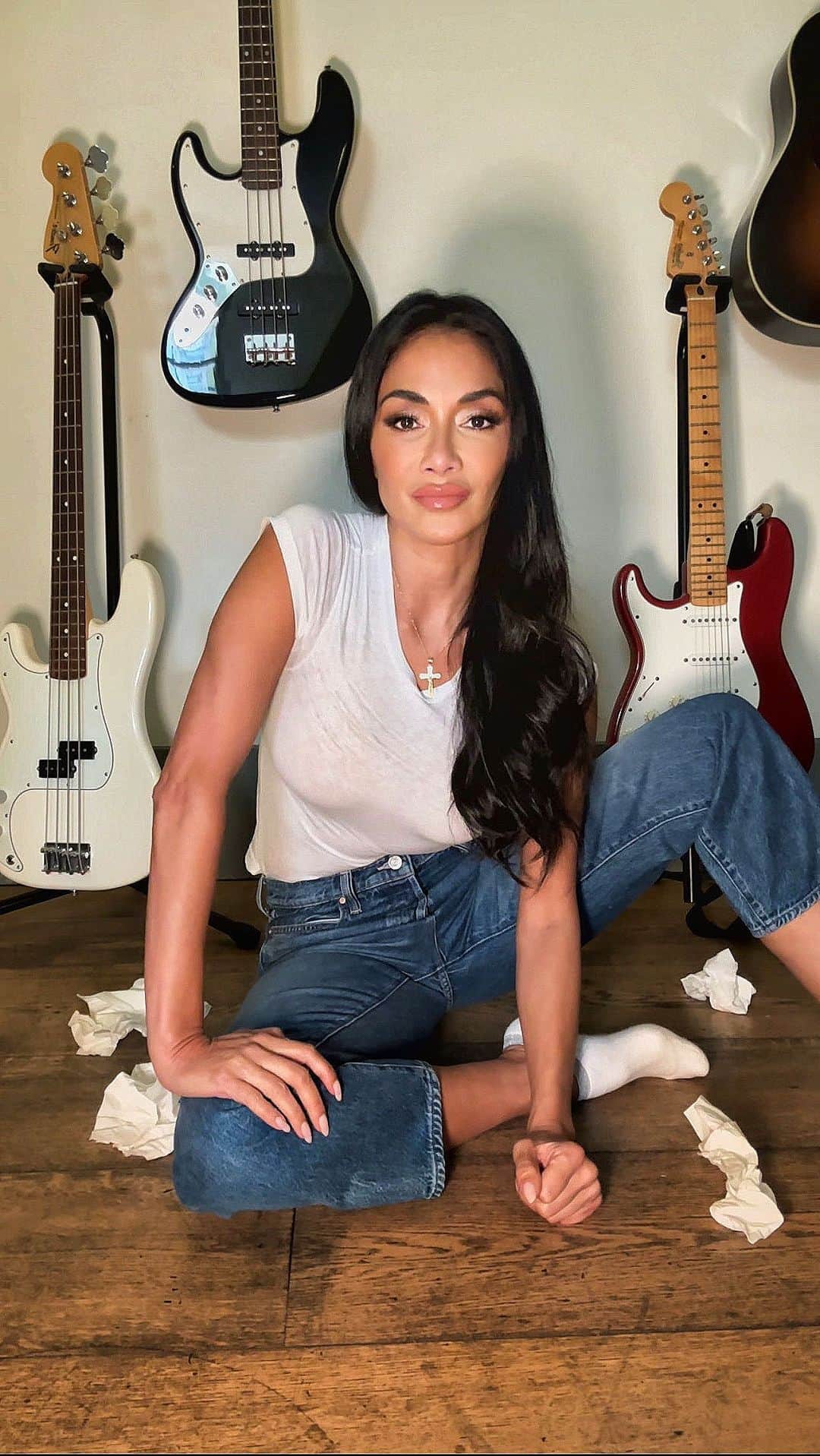 ニコール・シャージンガーのインスタグラム：「Allergy season, more like allergy SNEEZEon. Anybody else? 🤧」