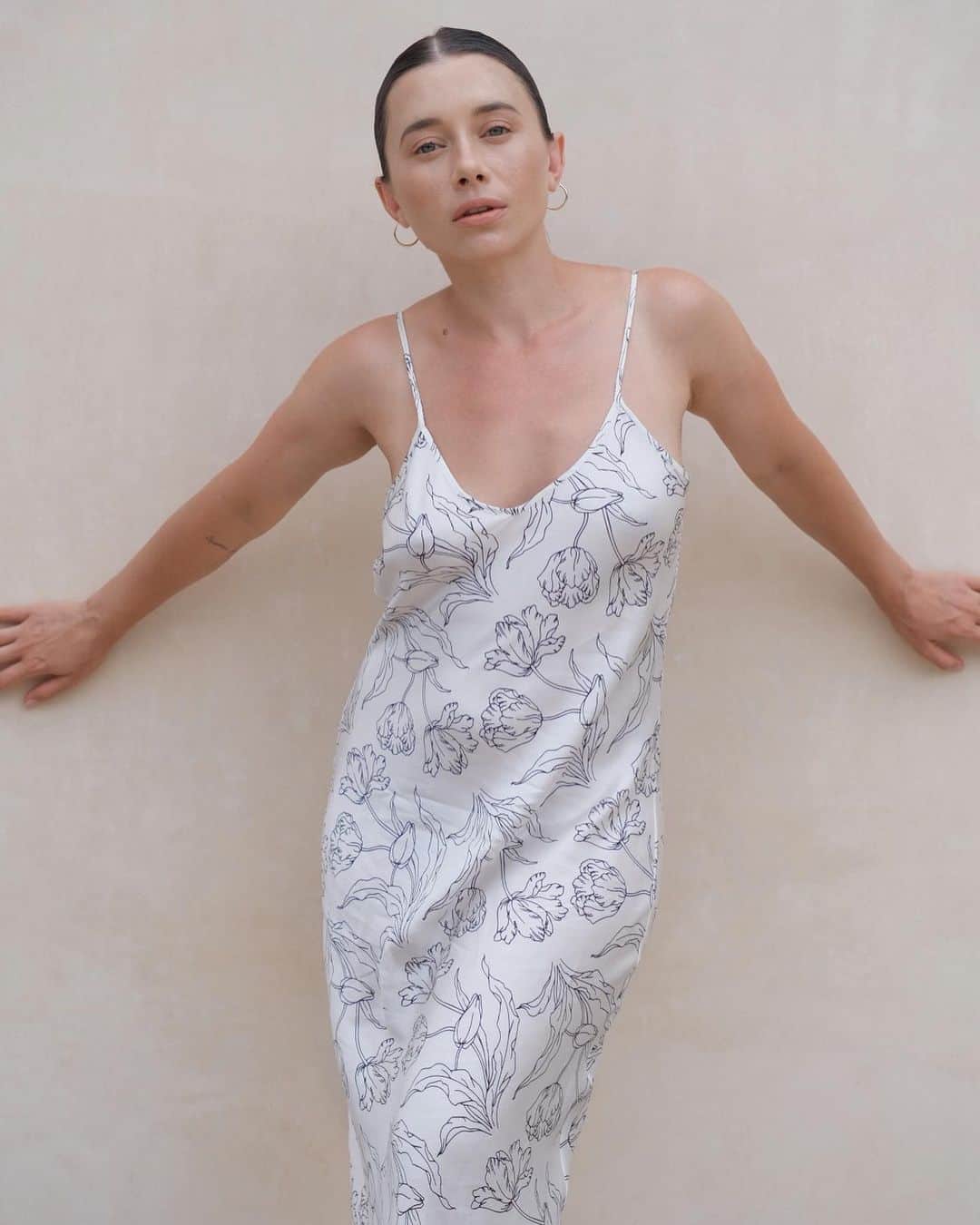 オレーシャ・ルーリンのインスタグラム：「My silk slip era continues」