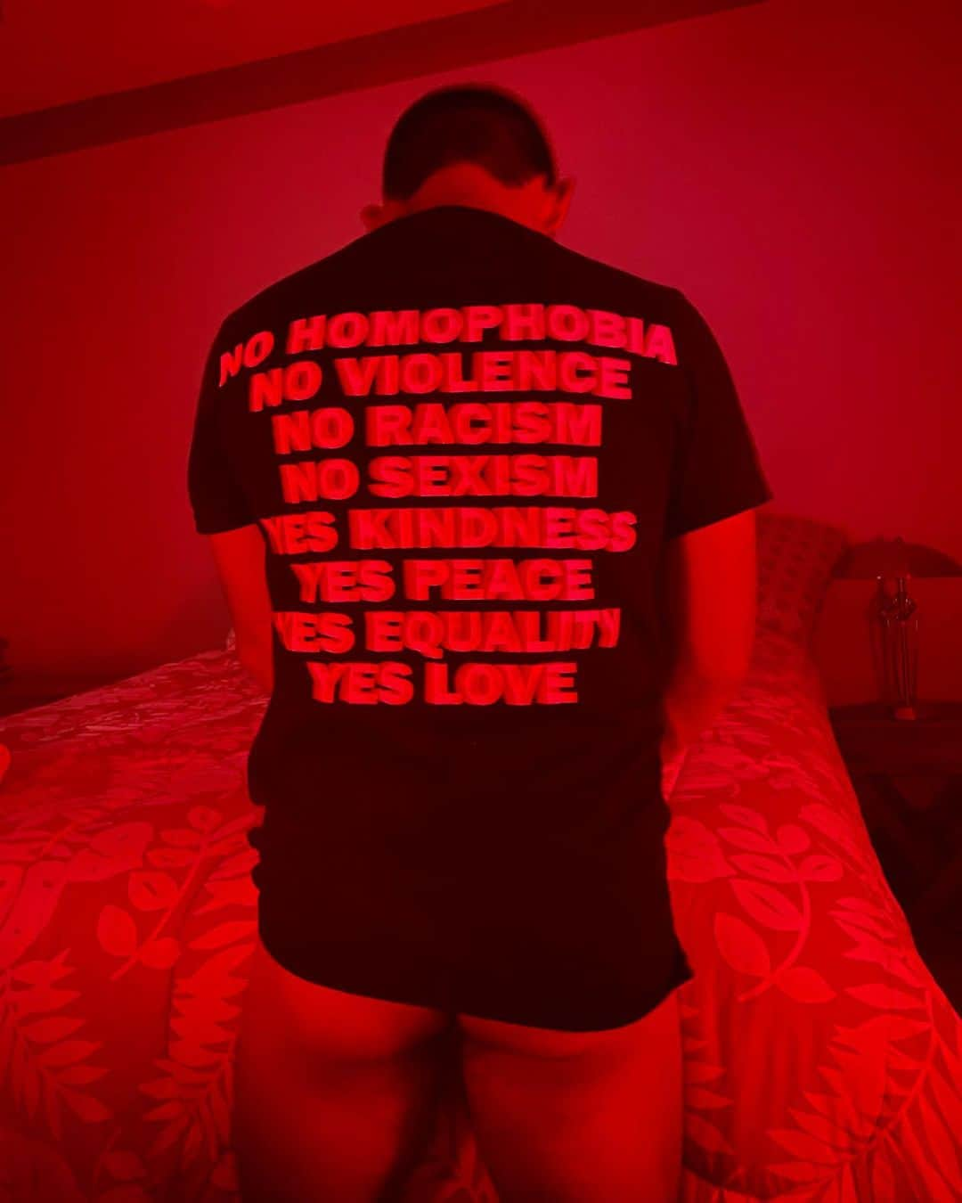 タッド・フジカワのインスタグラム：「HAPPY #PRIDEMONTH!🏳️‍🌈 This is how I’m showing my pride (and also that I’m a raging homosexual). 🍑🌈🤪😂  In all seriousness, thank you to everyone who has been an ally not only to me, but to the LGBTQ+ community. To all the gays, gals, theys, queers, and everyone in between, CELEBRATE YOURSELF. EVERY SINGLE DAY. You matter. Visibility matters. No hate. YES LOVE! ❤️‍🔥 • • #pride #loveislove #lgbtq #queer #gay #professional #athlete #pickleball #golf #asian #life #love #home #hawaii #portrait #travel #adventure #visibility #inspiration #gayasian  #instagay #gayguy #gayboy #inclusion #advocate #activist #instagram #influencer」