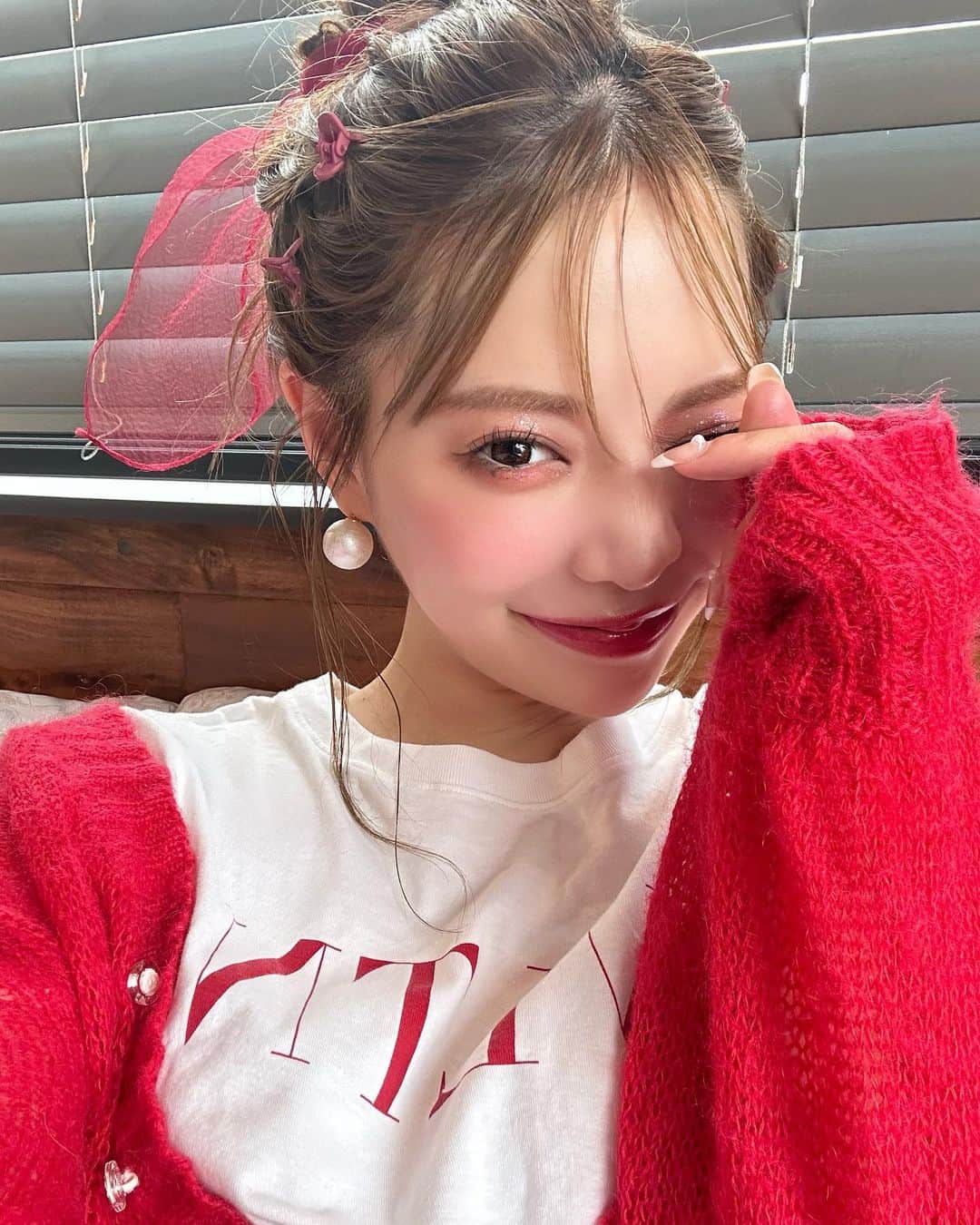 林田沙綾のインスタグラム：「最近ね、思いっきり 歯を出して笑えるのは @dr.yuu_dentist のおかげなのっ！ ゆうちゃんに、ホワイトニングを してもらって、1発で白くなった🥚 @tbdc_ginza で、また2回目もやってもらおうと思ってる〜  ゆうちゃんの、お仕事姿もかっこよかったなぁ🥚ゆうちゃんありがとう🫶🏻🫶🏻  #ホワイトニング #歯科」