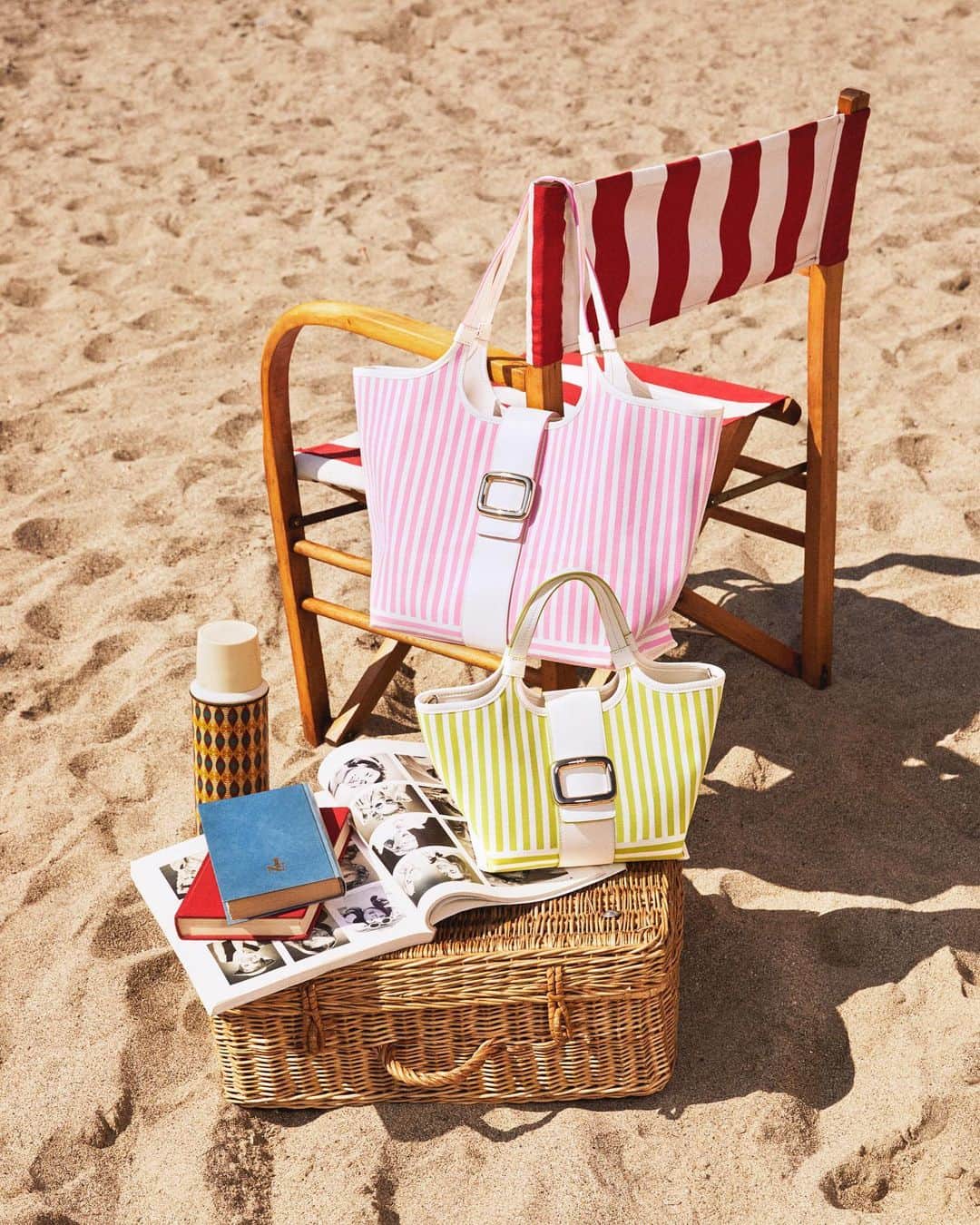 ロジェ・ヴィヴィエのインスタグラム：「Pack up the essentials for the beach in the Viv' Choc Summer Stripes shopping bag, mini or medium, in pink or green.  #RogerVivier #GherardoFelloni  Discover the collection through link in bio or visit your nearest Roger Vivier boutique.」